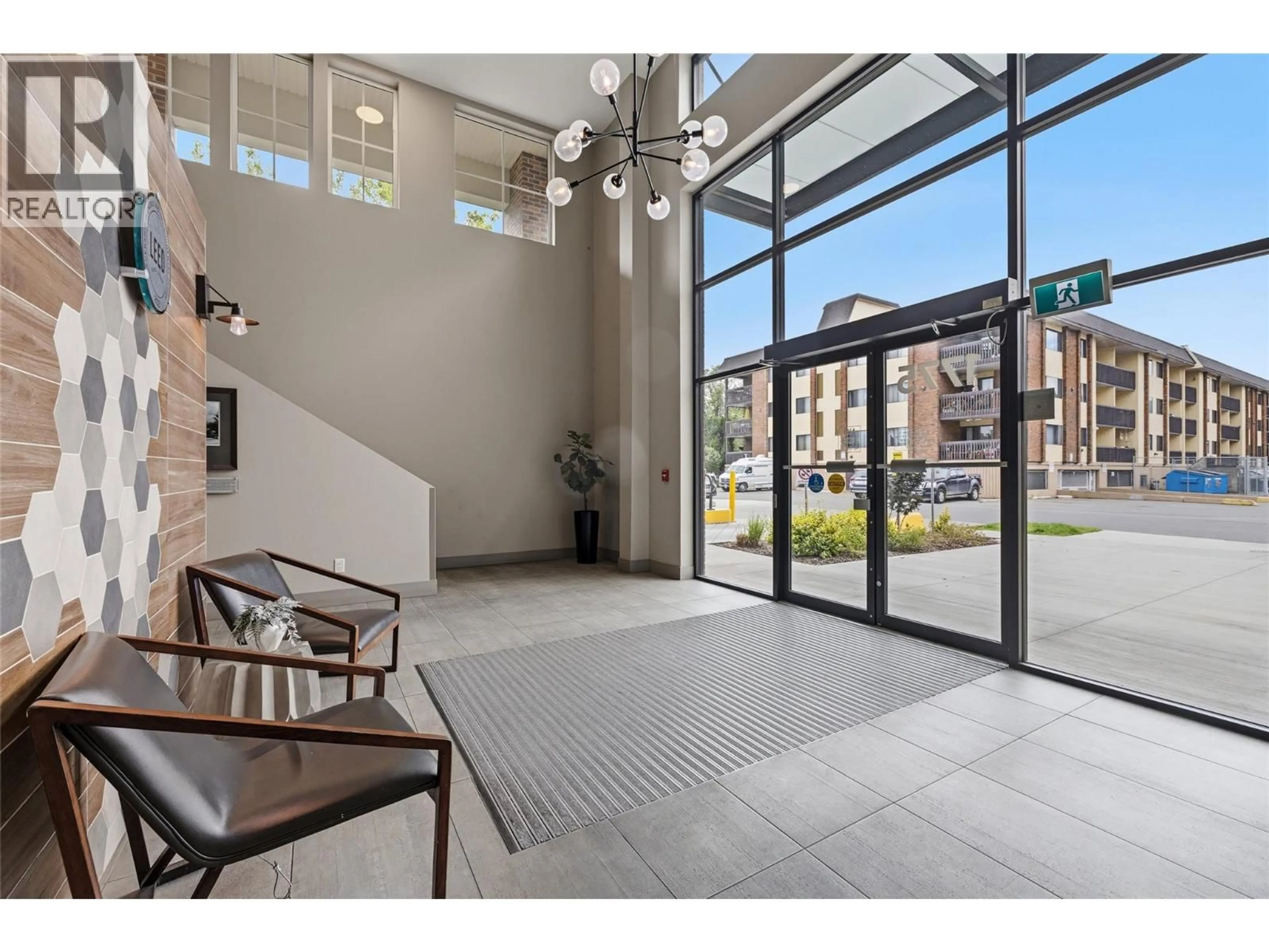 Indoor foyer for 101 - 1775 CHAPMAN PLACE, Kelowna British Columbia V1Y0G3