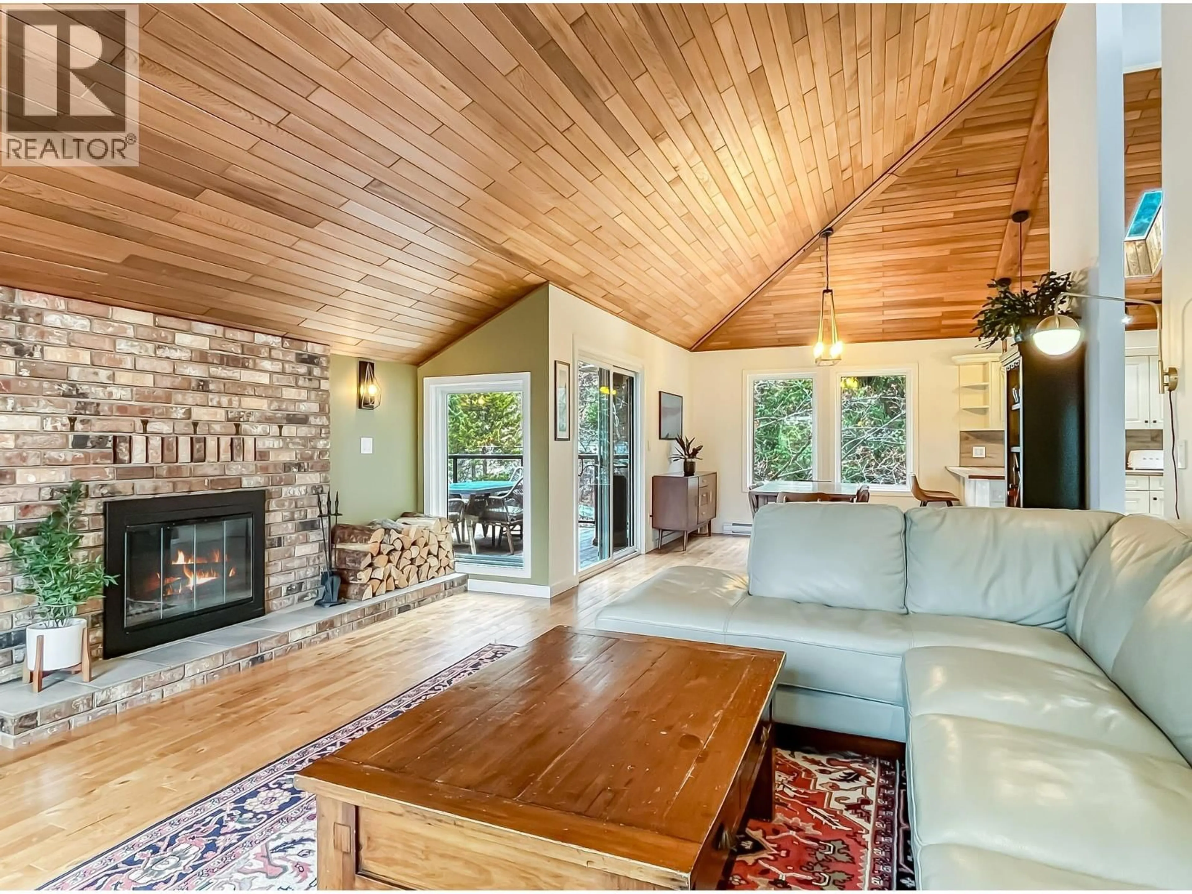 Living room with furniture, unknown for 442 CLIFTON ROAD NORTH, Kelowna British Columbia V1V1H1