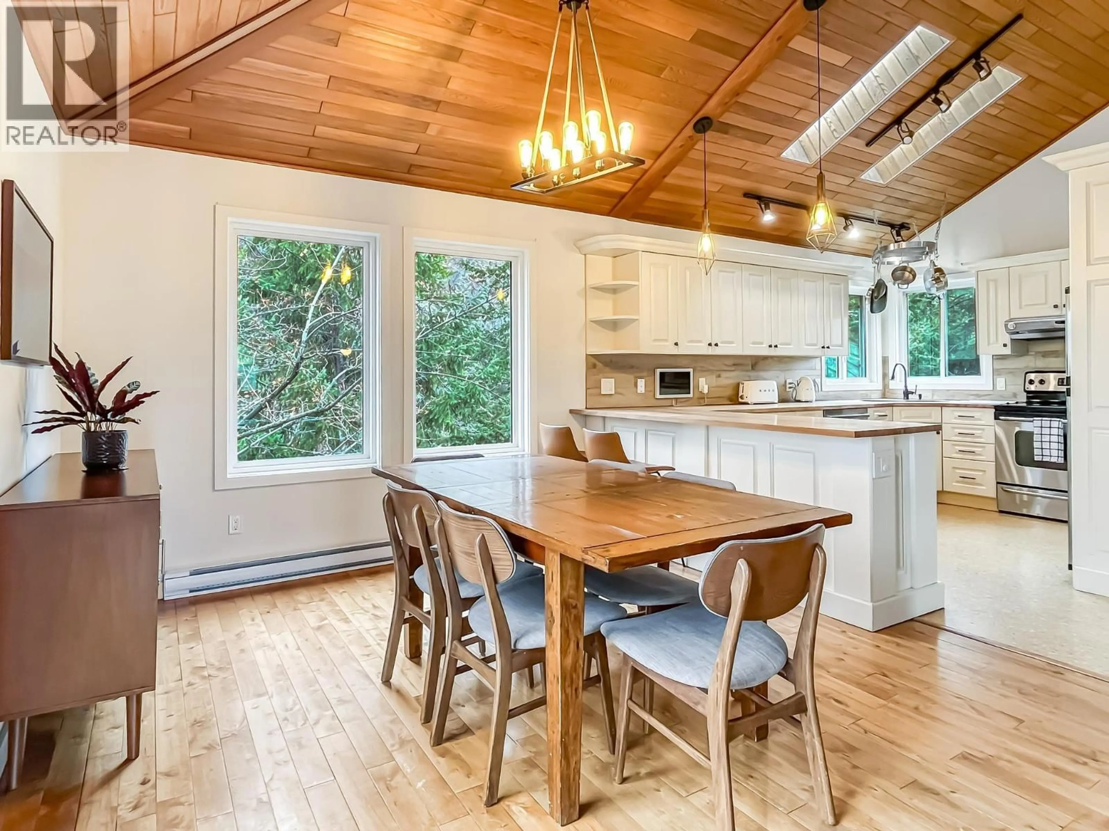 Open concept kitchen, wood/laminate floor for 442 CLIFTON ROAD NORTH, Kelowna British Columbia V1V1H1