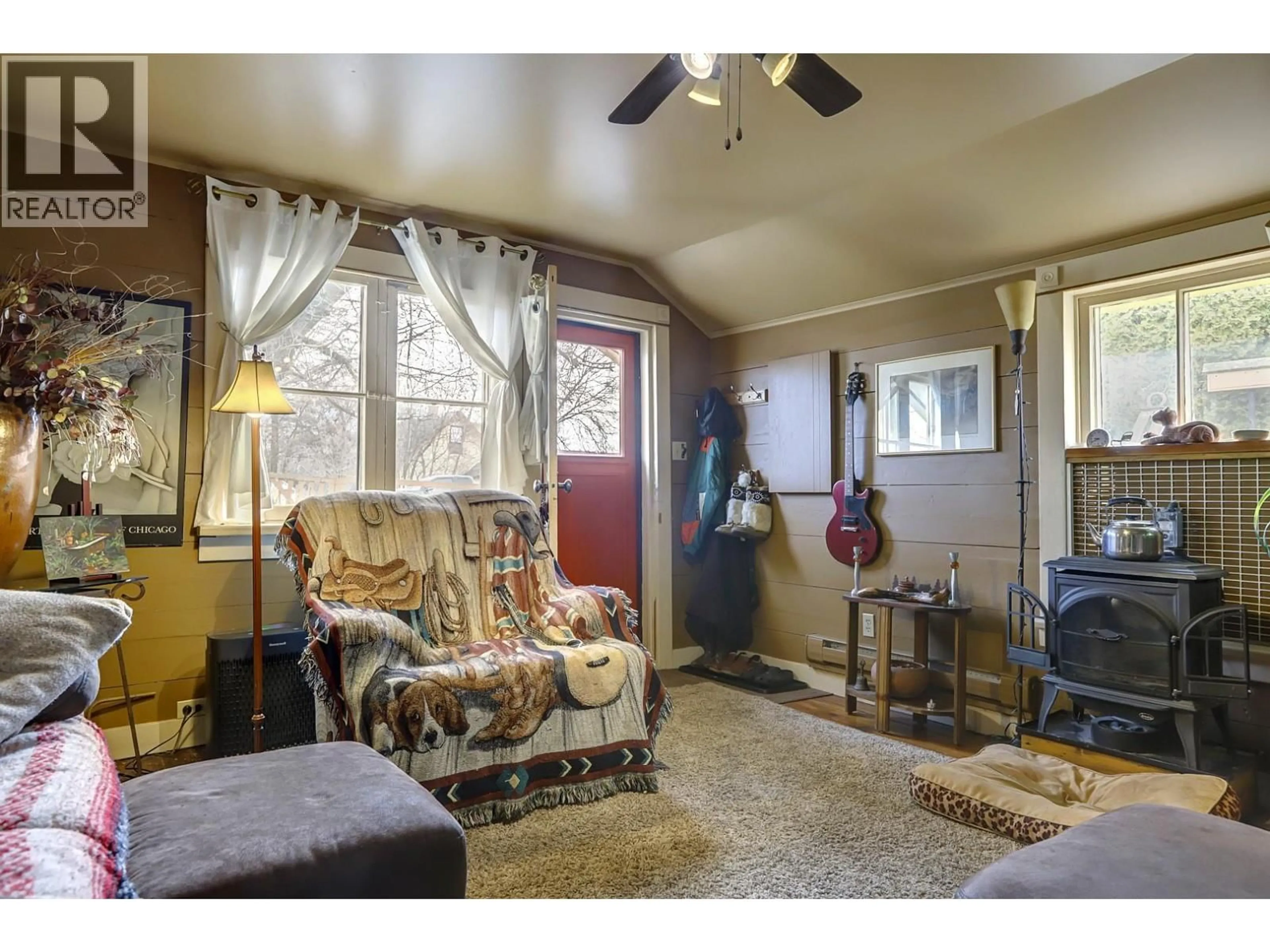 Living room with furniture, unknown for 4204 34 STREET, Vernon British Columbia V1T5Y4