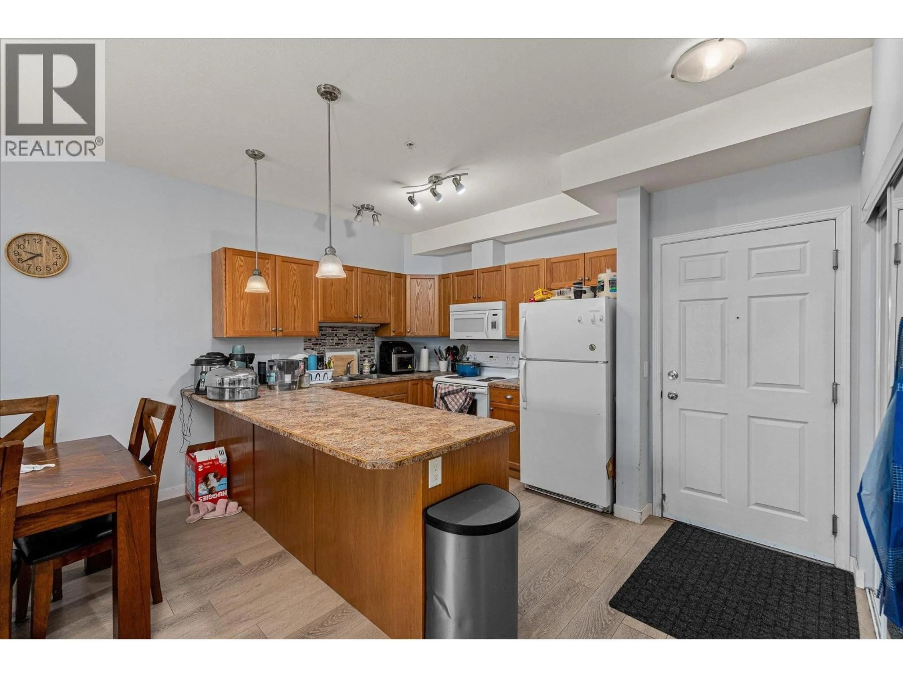 Standard kitchen, unknown for 219 - 250 HOLLYWOOD ROAD, Kelowna British Columbia V1X3S9