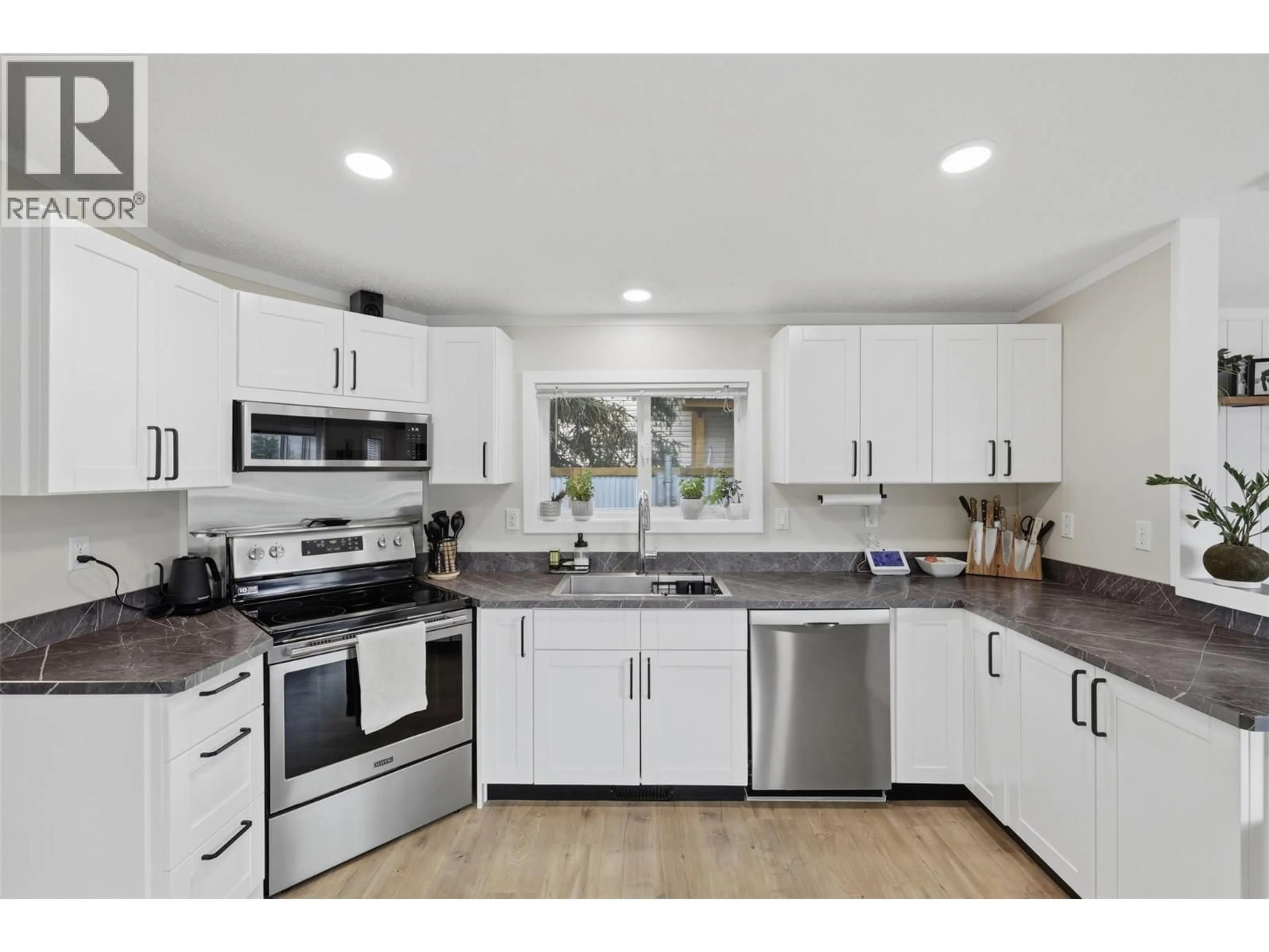 Standard kitchen, unknown for 840 KLAHANIE DRIVE, Kamloops British Columbia V2C5R2