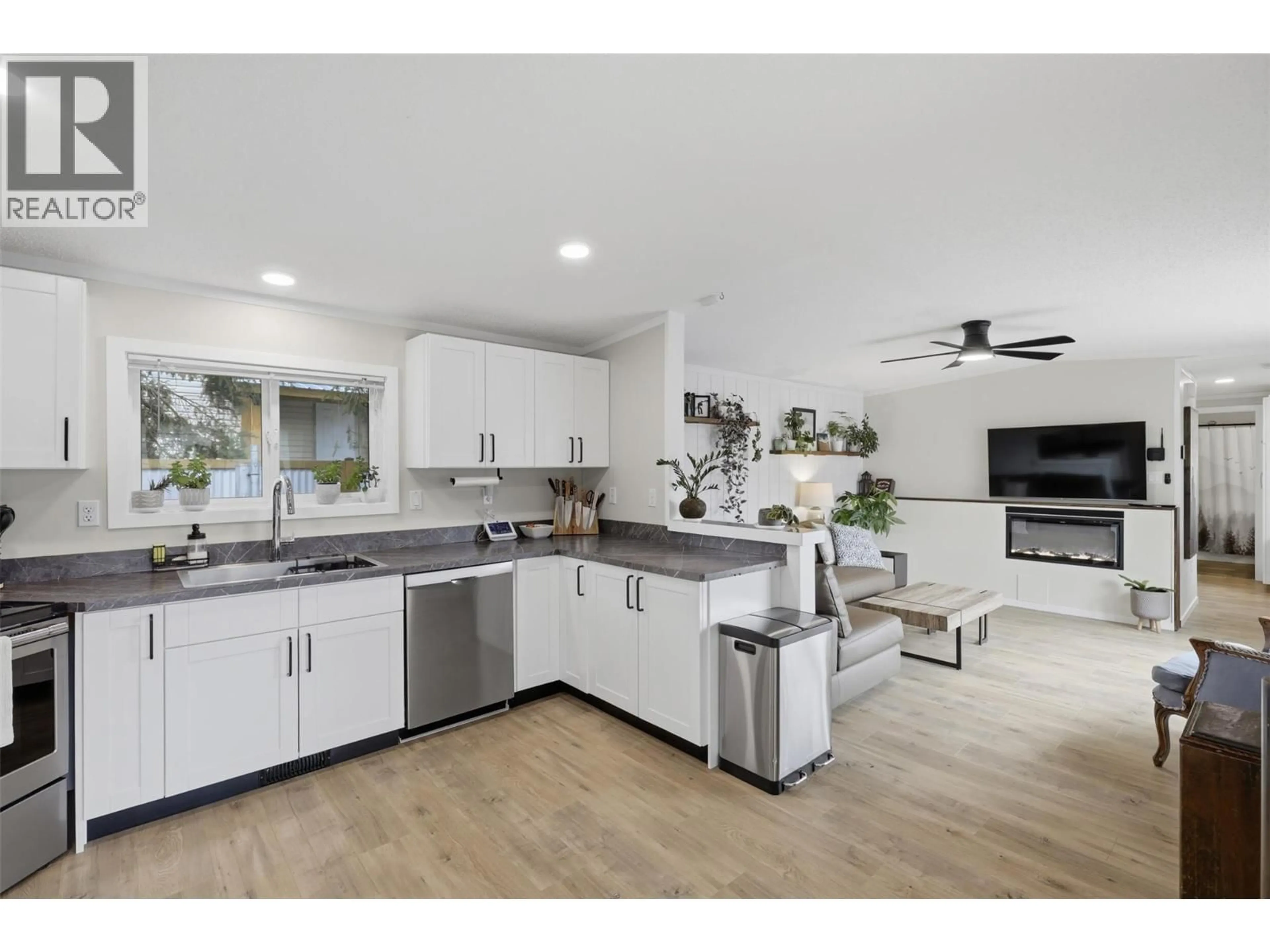 Open concept kitchen, unknown for 840 KLAHANIE DRIVE, Kamloops British Columbia V2C5R2