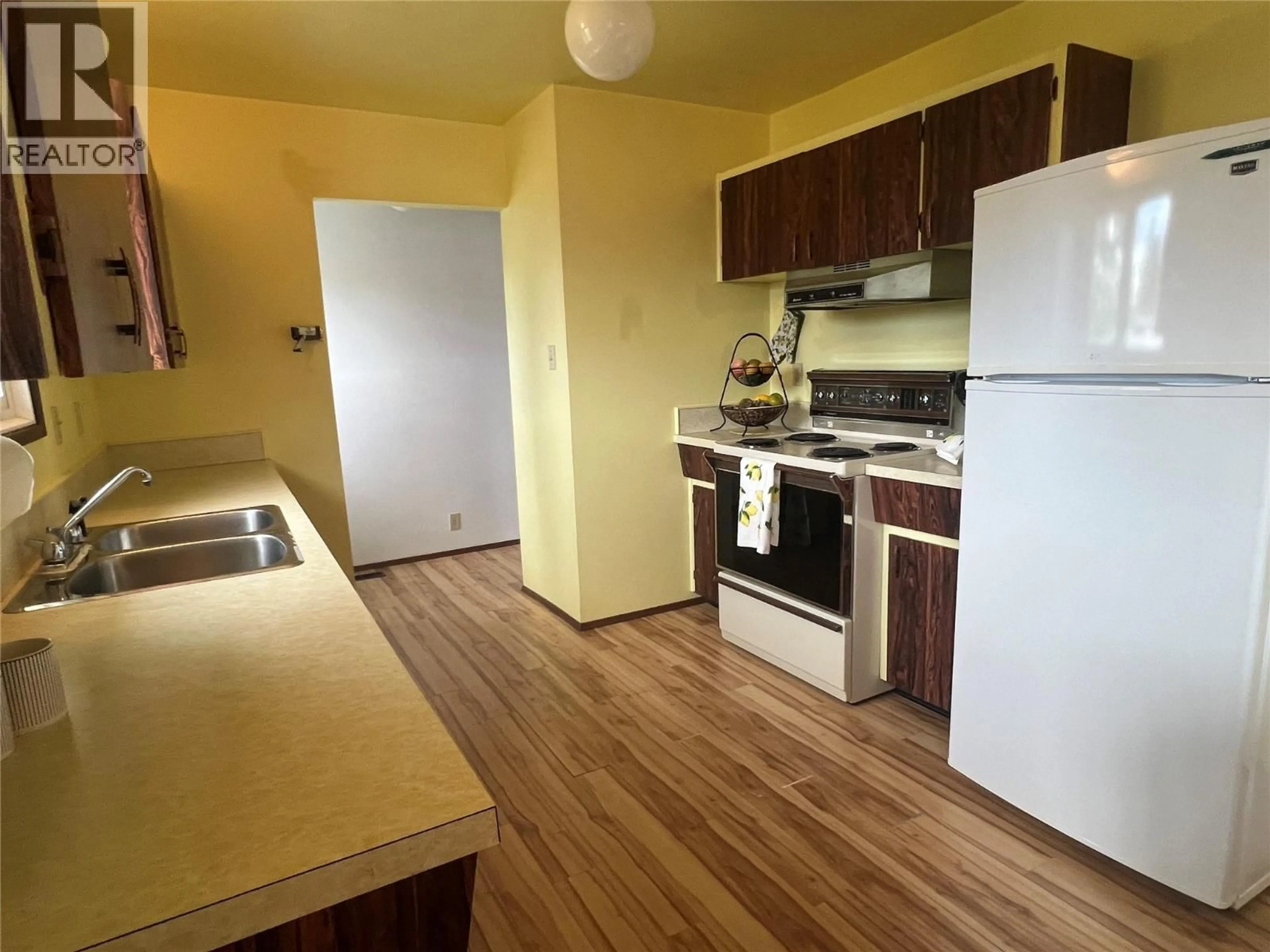 Standard kitchen, wood/laminate floor for 1029 118 AVENUE, Dawson Creek British Columbia V1G3H4