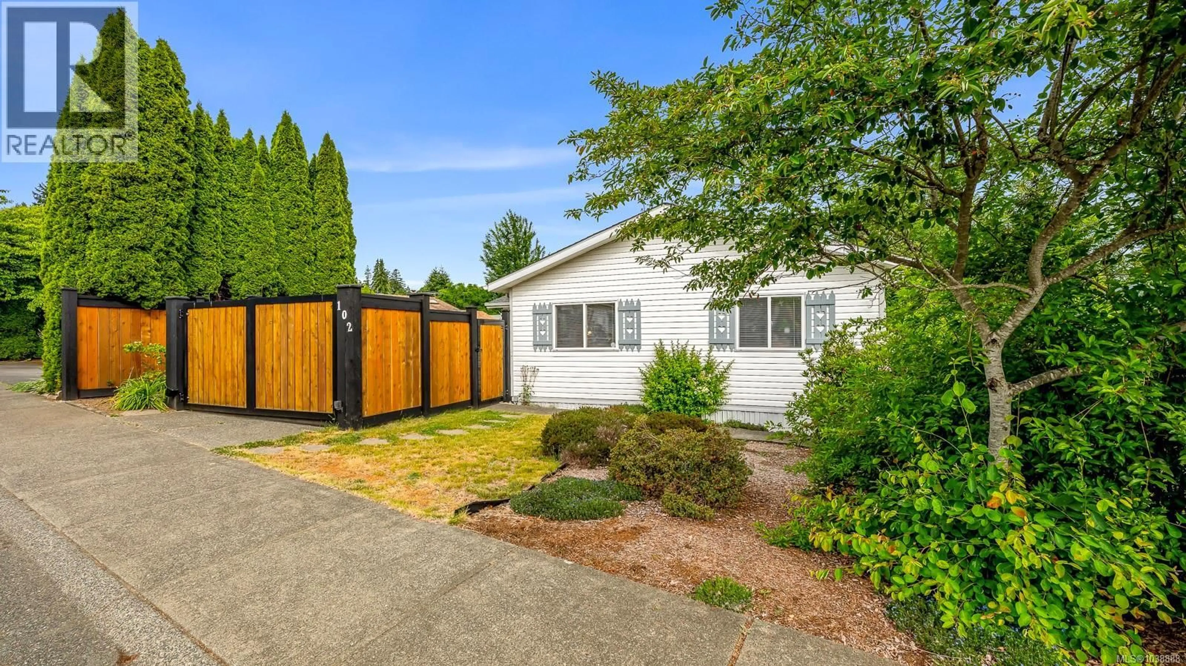 Home with vinyl exterior material, street for 102 - 2200 LAMBERT DRIVE, Courtenay British Columbia V9N9E1