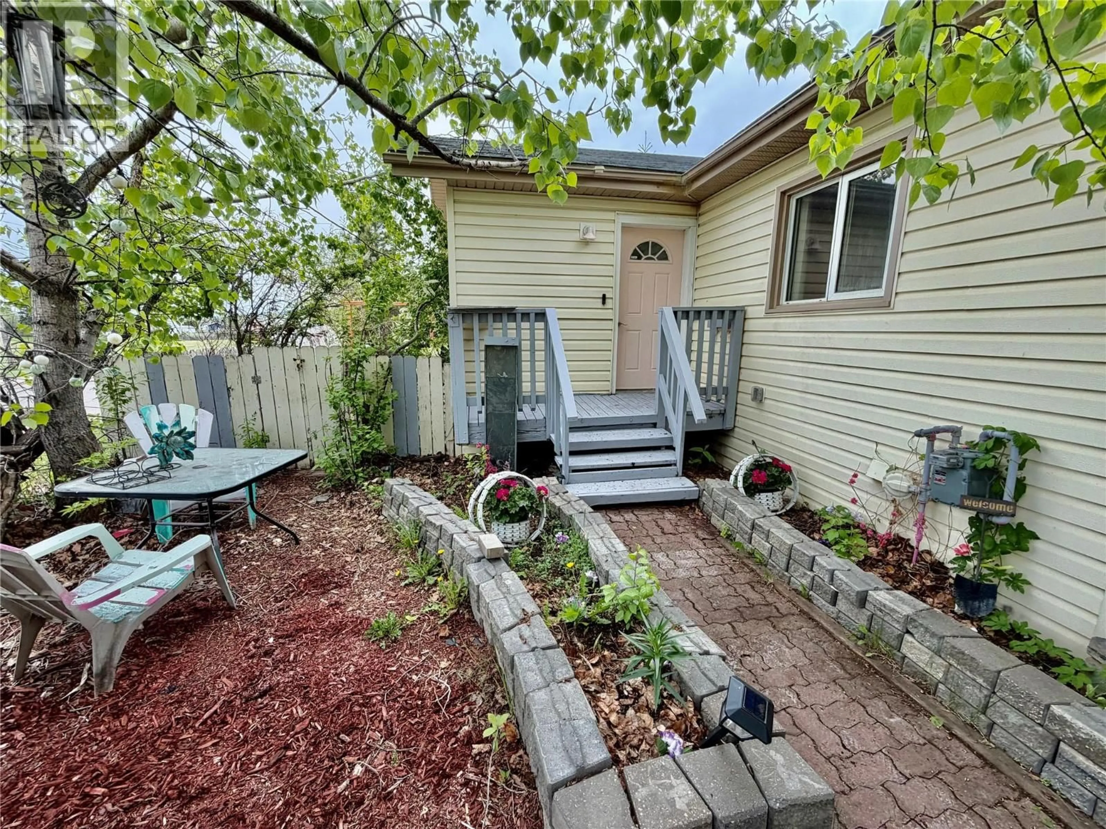 Patio, street for 1501 107 AVENUE, Dawson Creek British Columbia V1G2R9