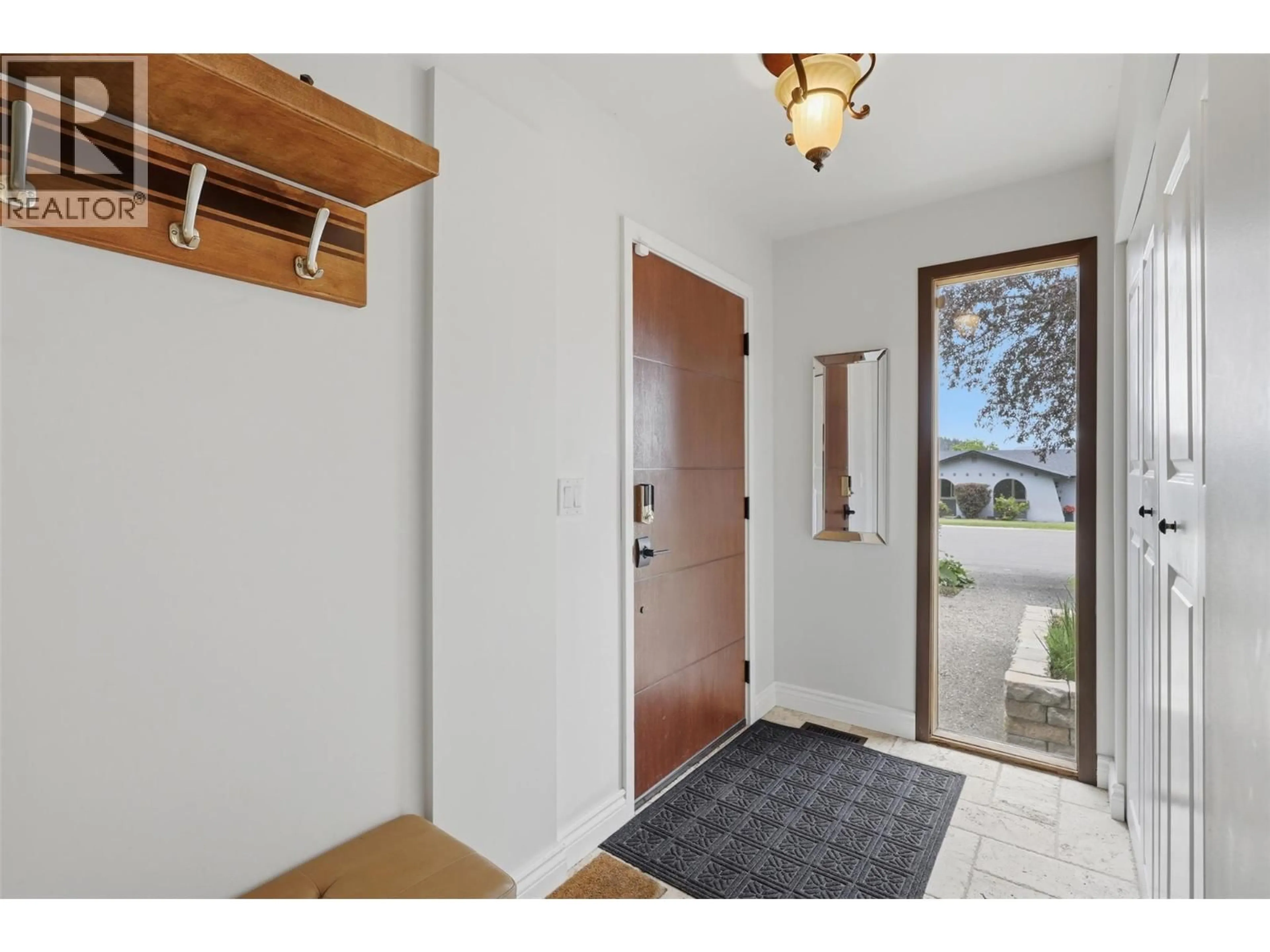 Indoor entryway for 963 GLENEAGLES DRIVE, Kamloops British Columbia V2E1K4