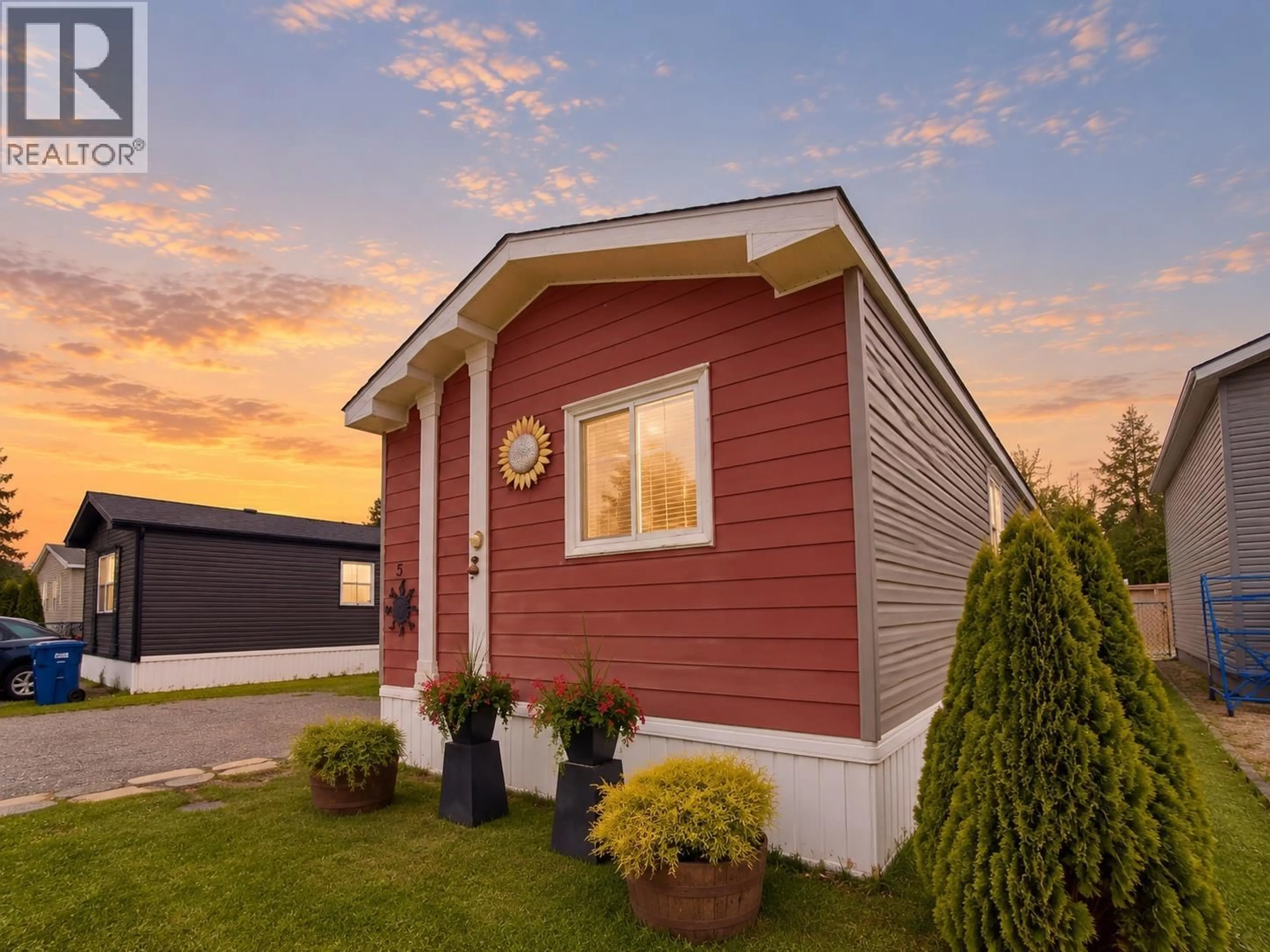 Home with vinyl exterior material, building for 5 - 8945 HIGHWAY 97 N HIGHWAY, Kelowna British Columbia V4V1E8
