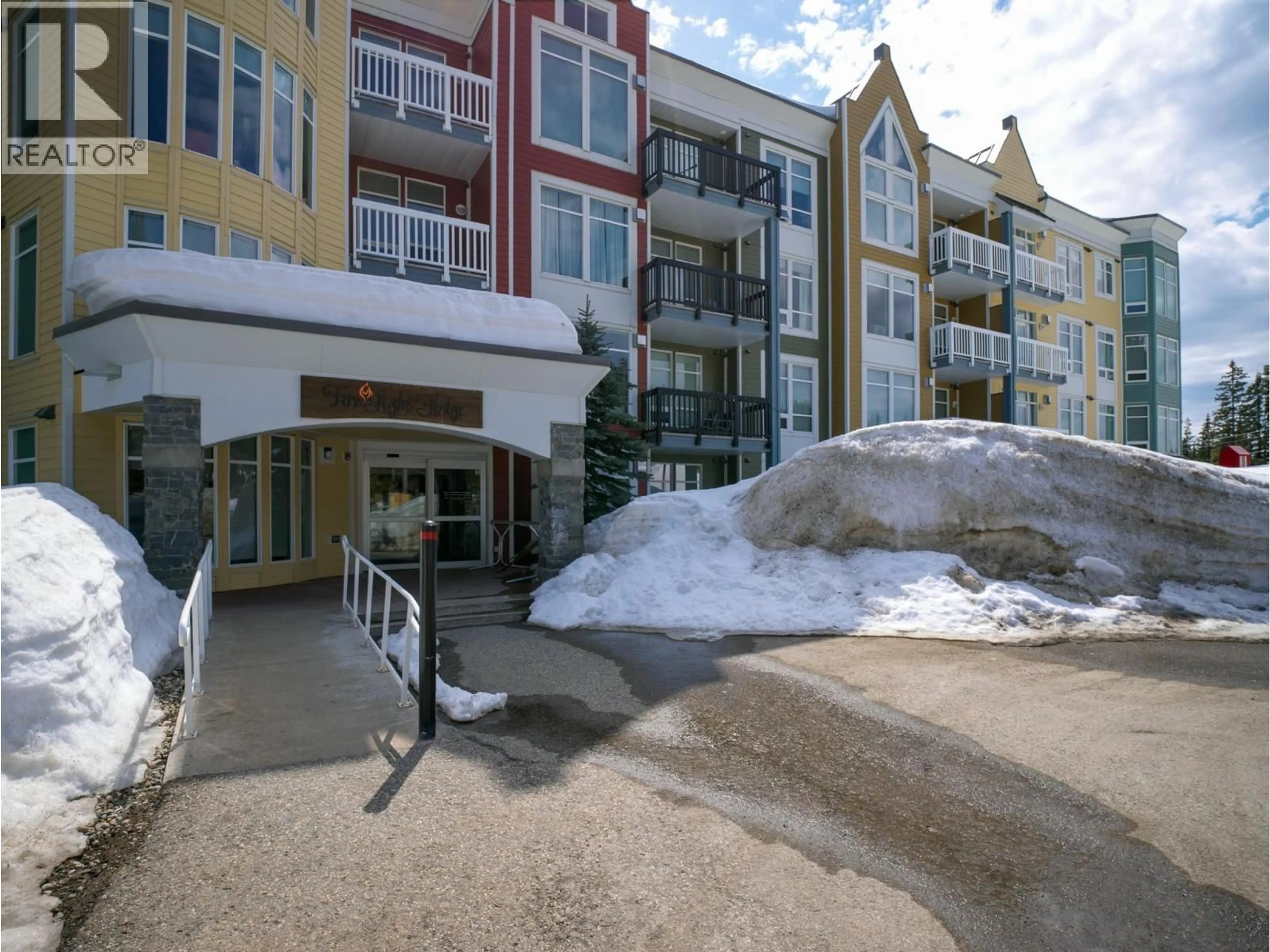 Indoor foyer for 303 - 30 MONASHEE ROAD, Vernon British Columbia V1B3M1