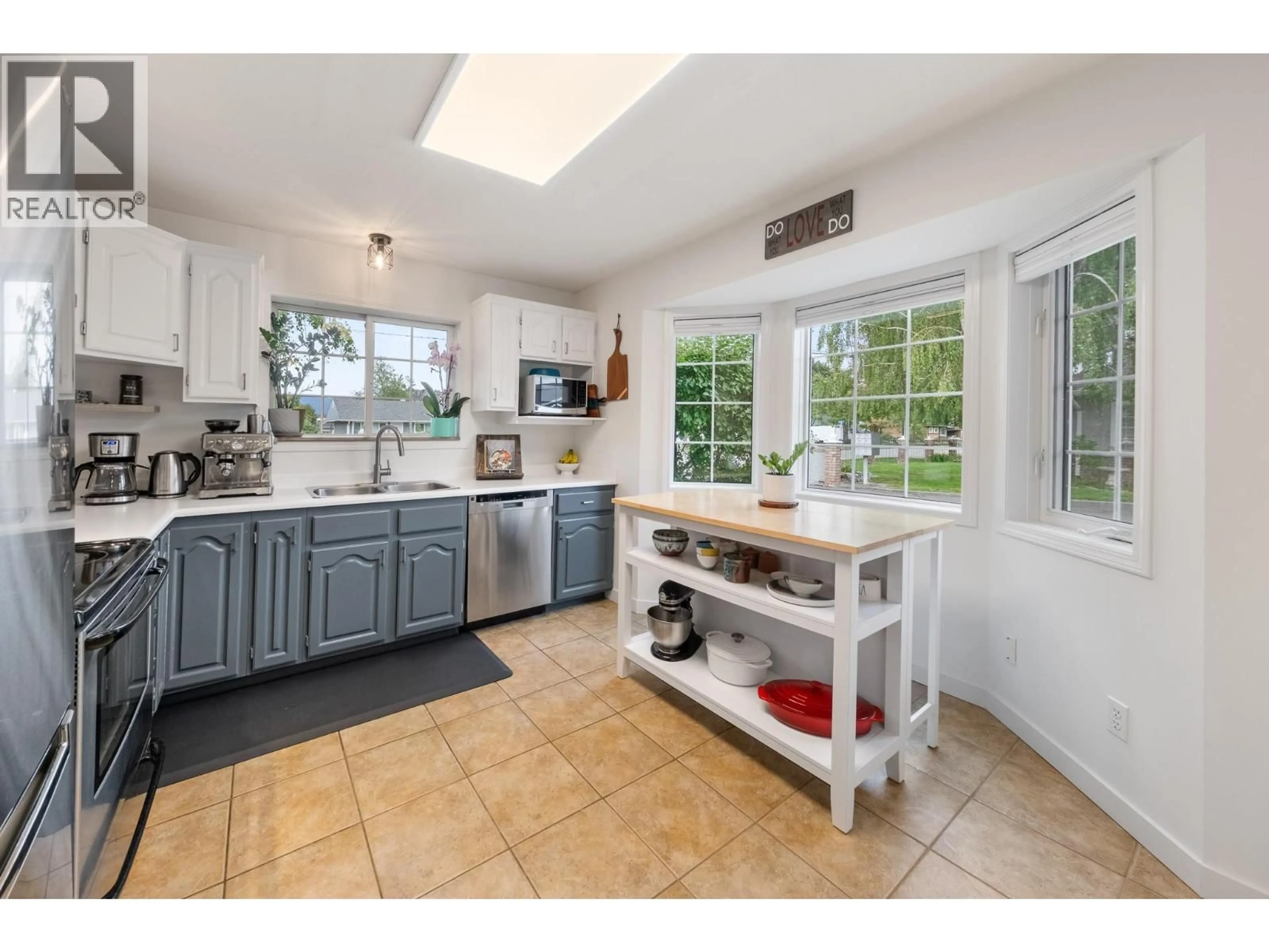Open concept kitchen, ceramic/tile floor for 12 - 215 TAYLOR ROAD, Kelowna British Columbia V1X4G1