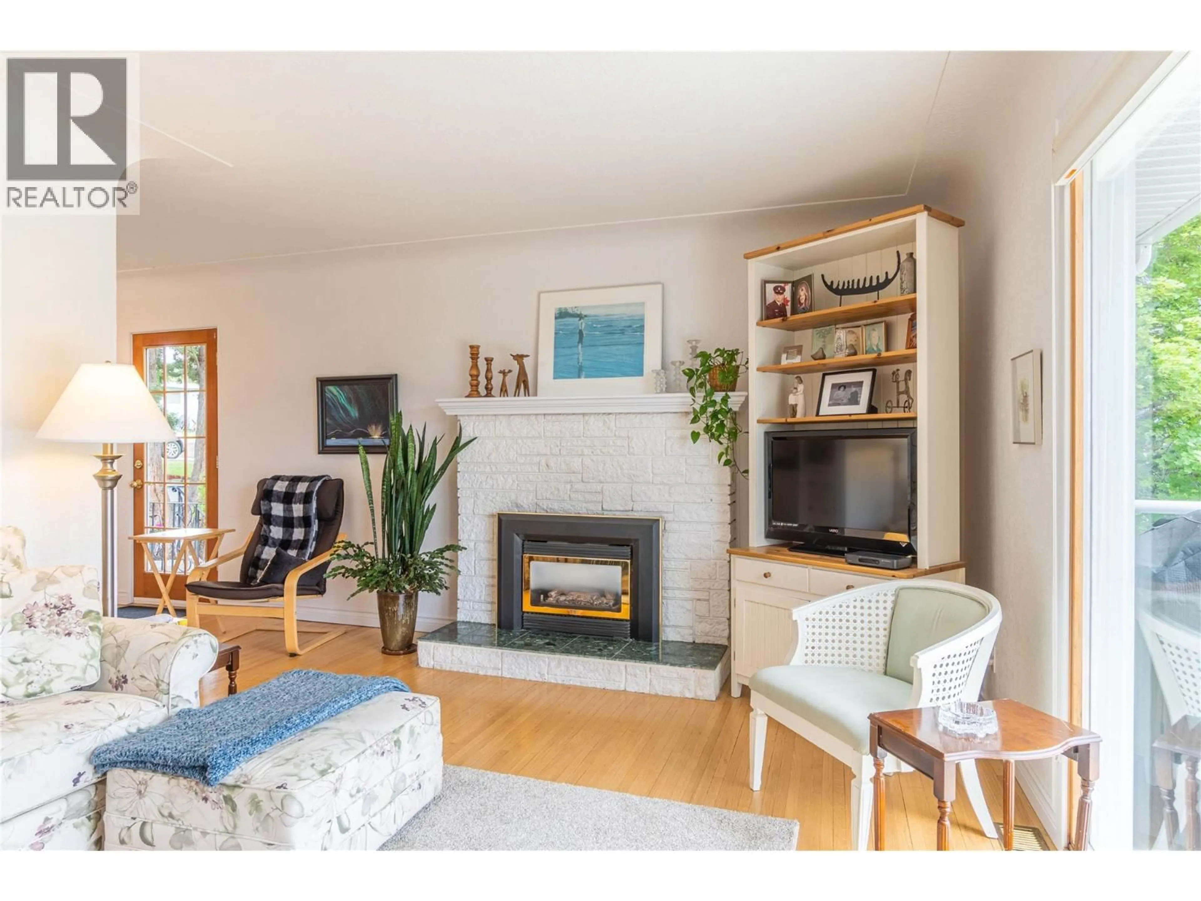 Living room with furniture, wood/laminate floor for 718 FRASER CRESCENT, Kamloops British Columbia V2C3H9