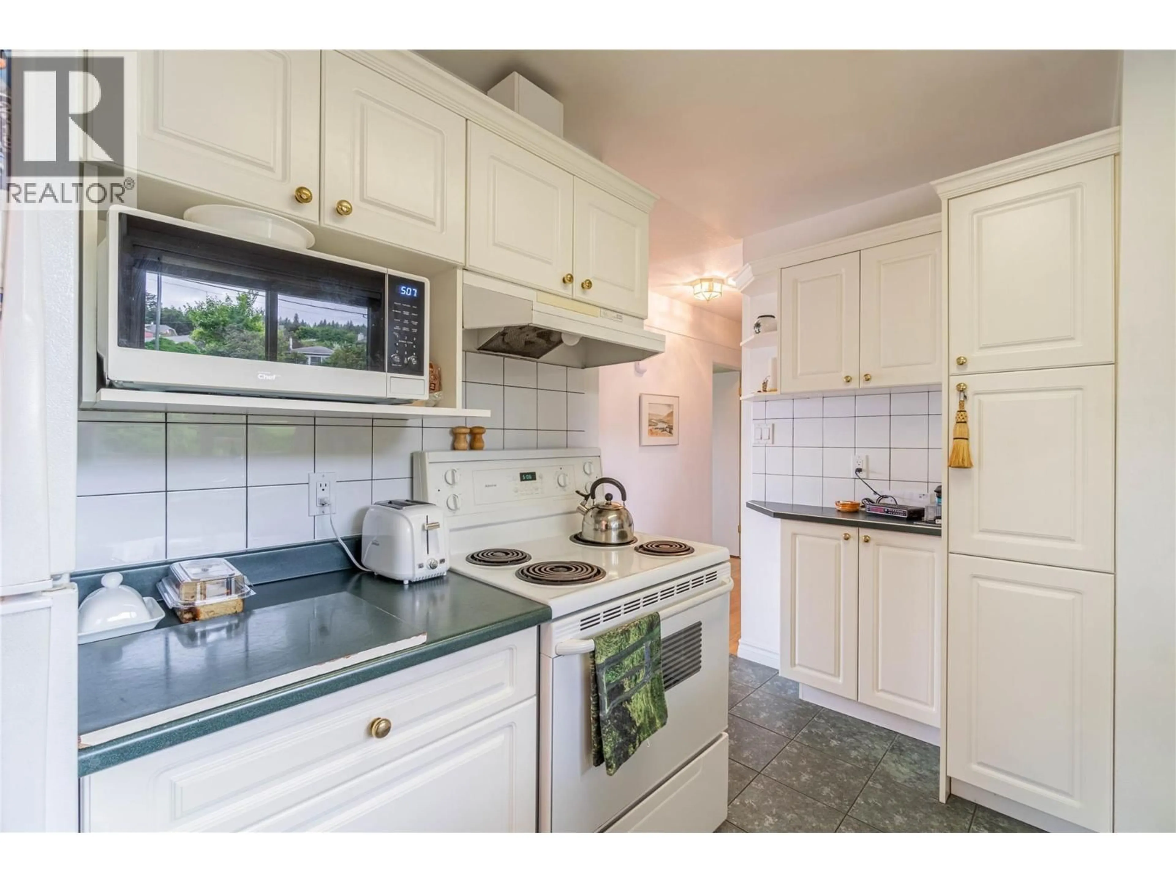 Standard kitchen, unknown for 718 FRASER CRESCENT, Kamloops British Columbia V2C3H9