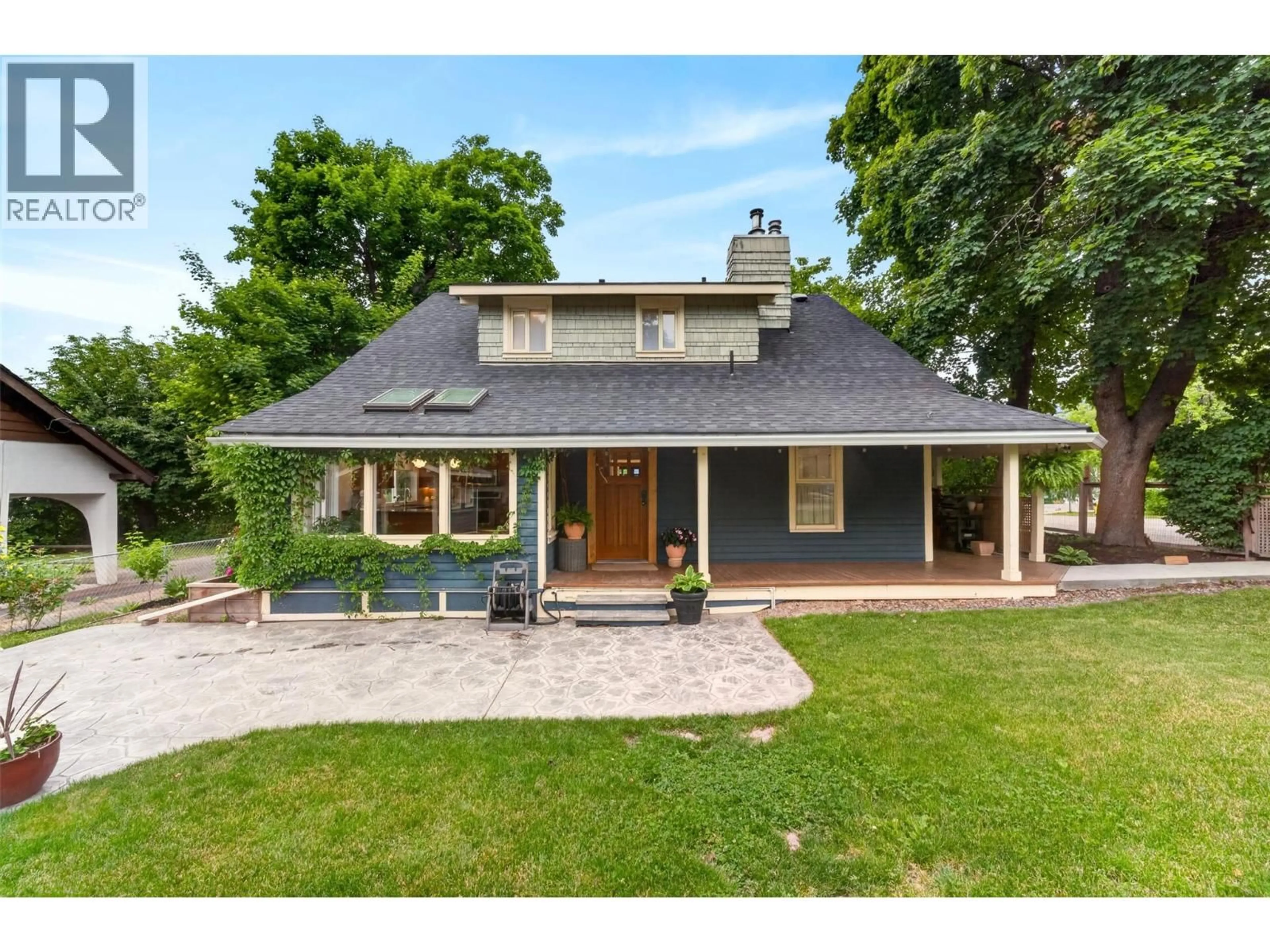 Home with vinyl exterior material, street for 230 SHUSWAP STREET SOUTHEAST, Salmon Arm British Columbia V1E4H7