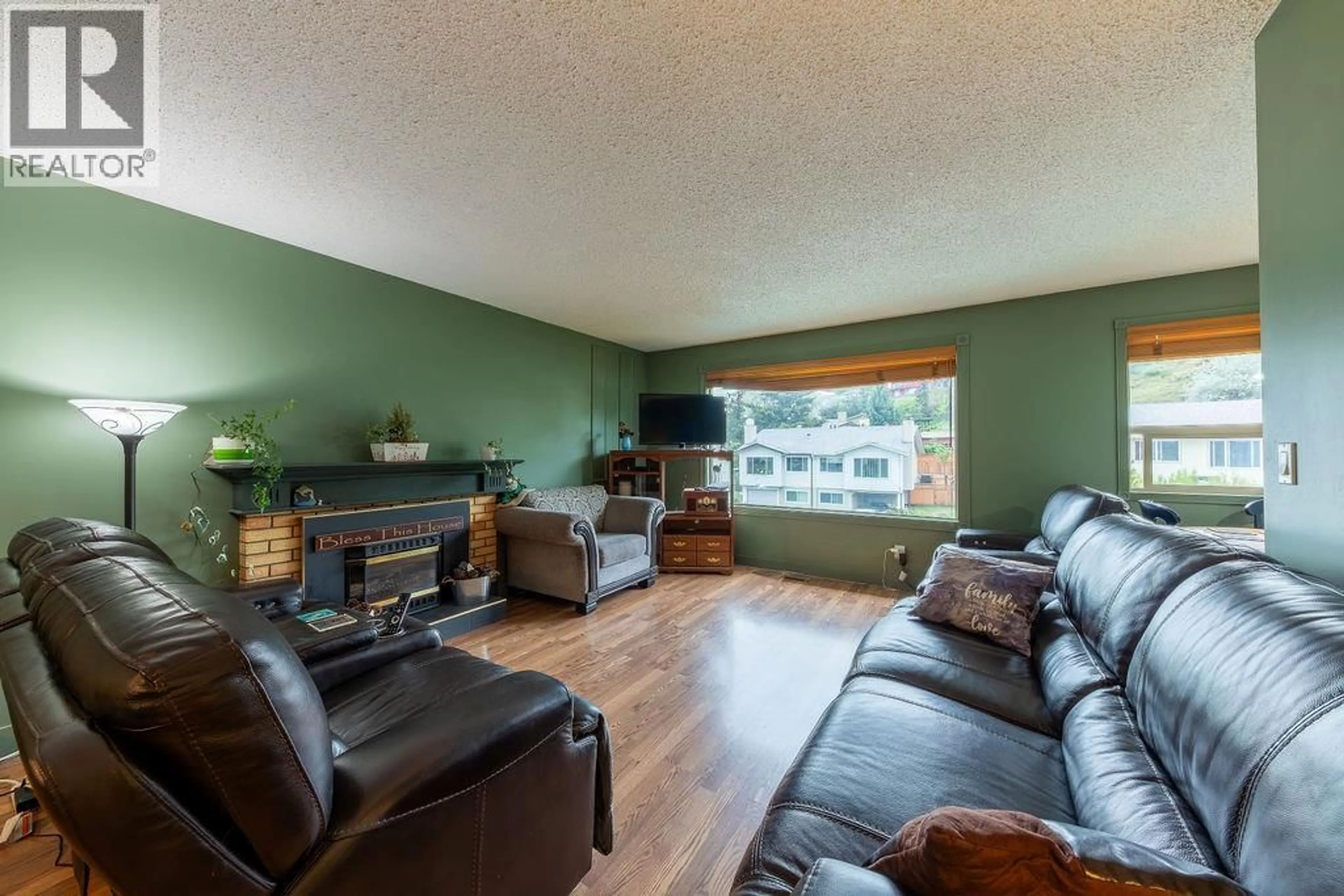 Living room with furniture, wood/laminate floor for 1278 MONASHEE COURT, Kamloops British Columbia V2C6B4