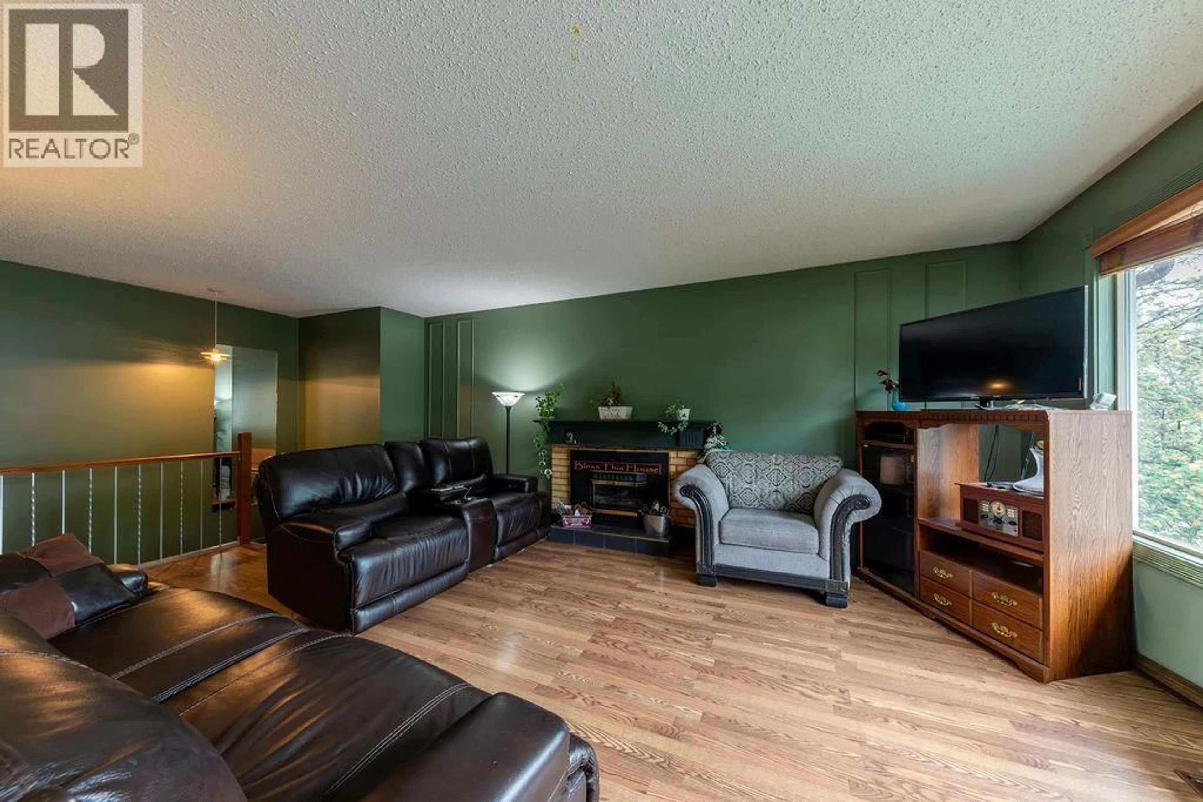 Living room with furniture, wood/laminate floor for 1278 MONASHEE COURT, Kamloops British Columbia V2C6B4