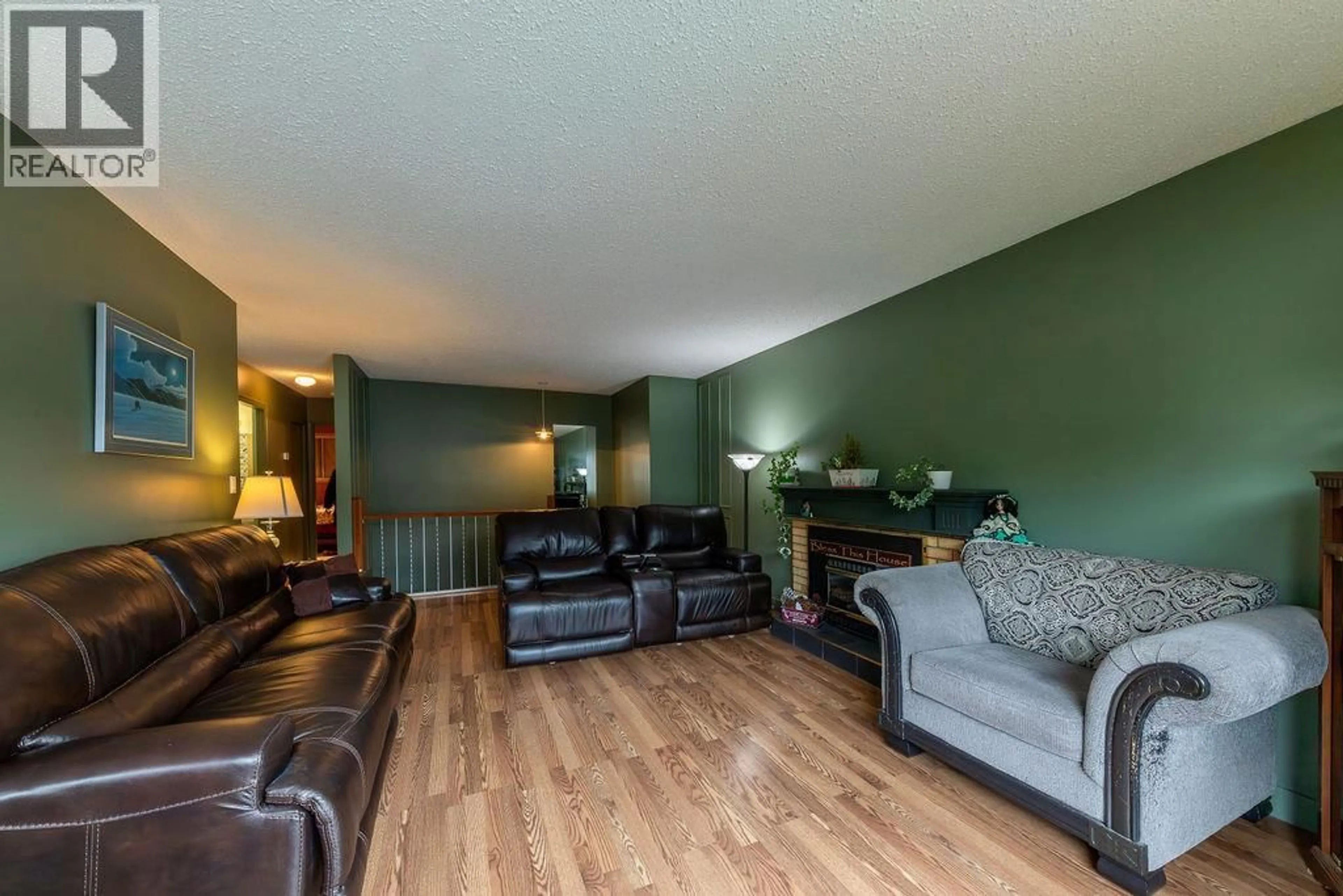 Living room with furniture, wood/laminate floor for 1278 MONASHEE COURT, Kamloops British Columbia V2C6B4