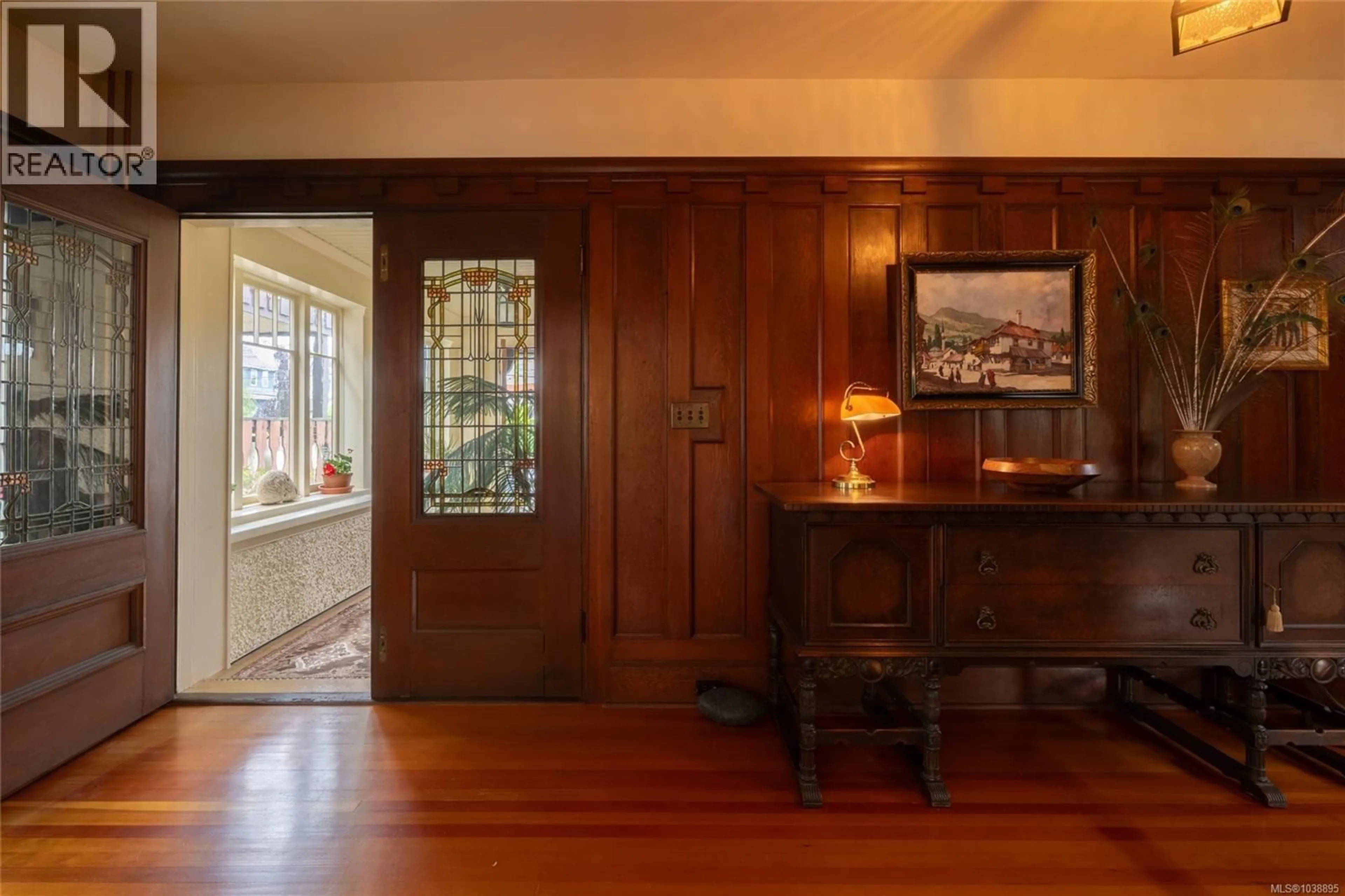 Indoor entryway for 71 LINDEN AVENUE, Victoria British Columbia V8V4C9