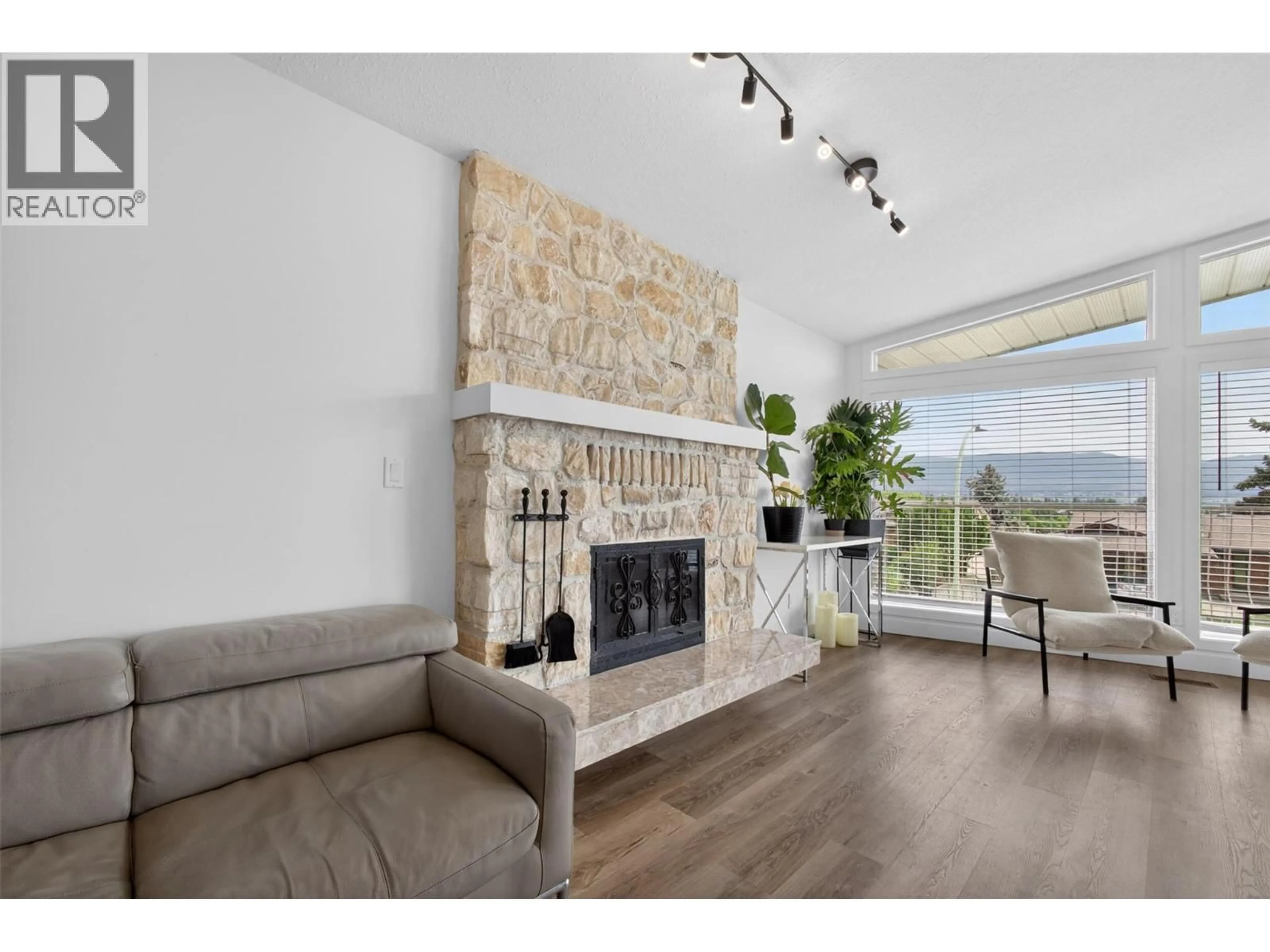 Living room with furniture, unknown for 1750 SONORA DRIVE, Kelowna British Columbia V1Y8K7
