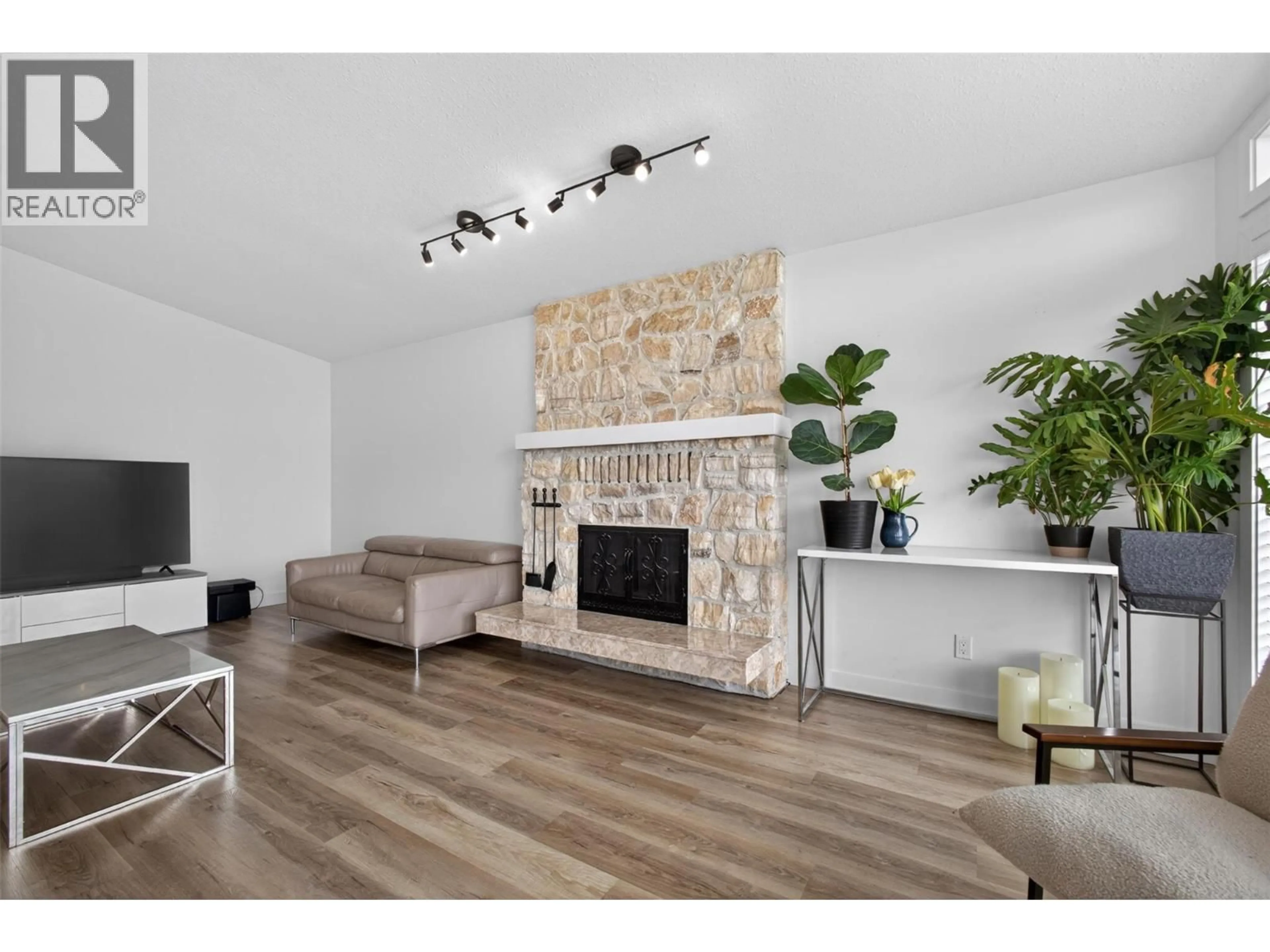 Living room with furniture, unknown for 1750 SONORA DRIVE, Kelowna British Columbia V1Y8K7