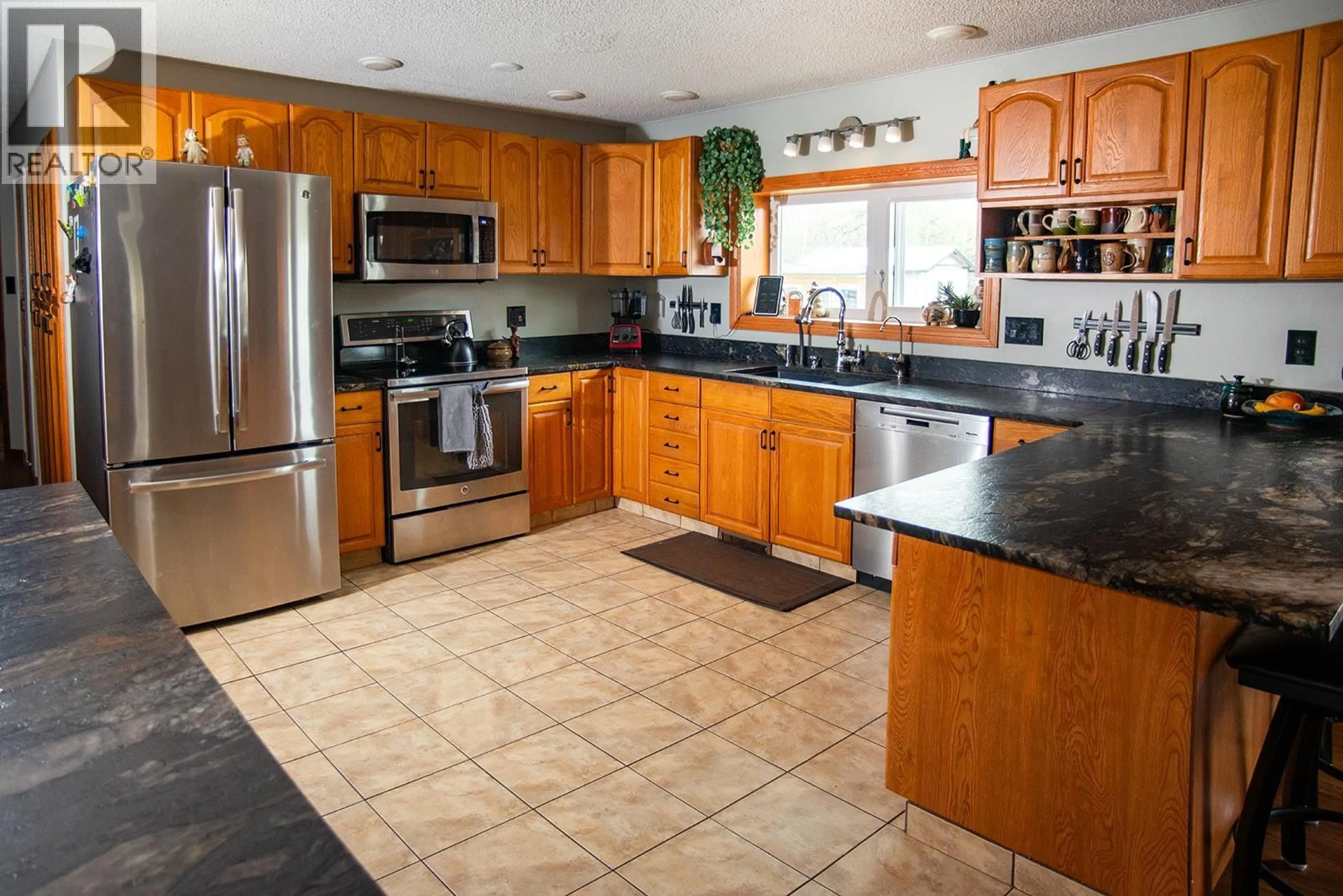 Open concept kitchen, ceramic/tile floor for 3622-3632 208 ROAD, Dawson Creek British Columbia V1G5A1