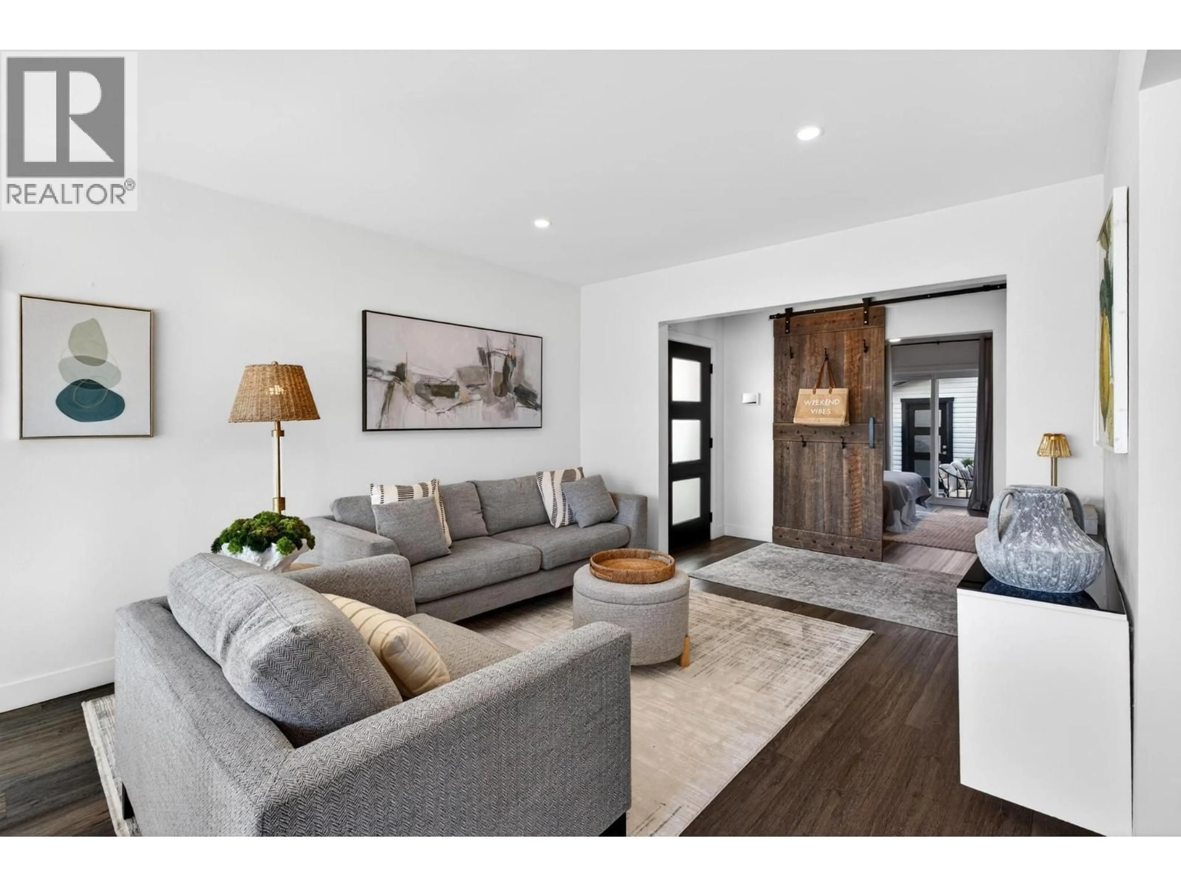 Living room with furniture, unknown for 832 MANHATTAN DRIVE, Kelowna British Columbia V1Y1H5