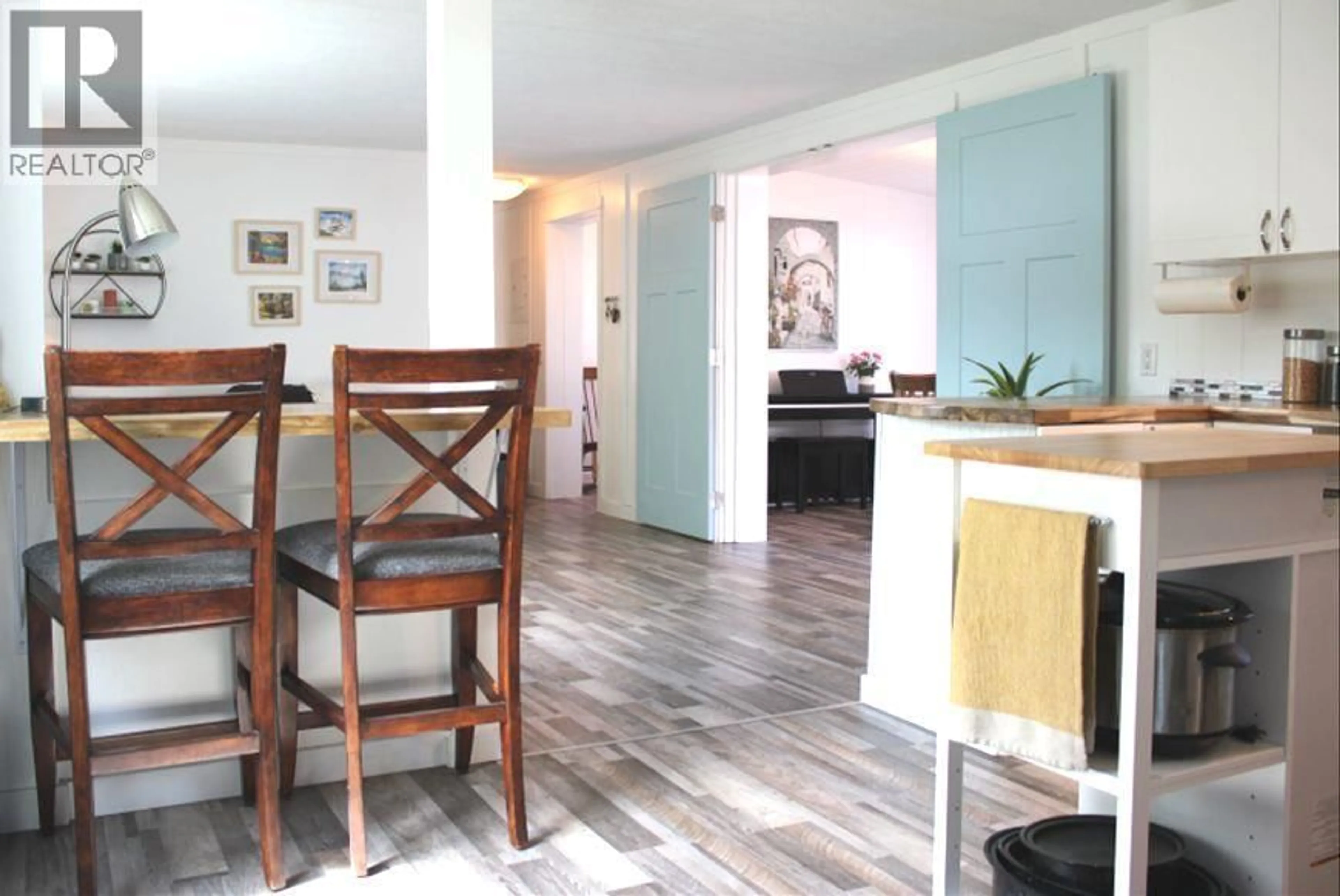 Open concept kitchen, wood/laminate floor for 3350 10 AVENUE NORTHEAST, Salmon Arm British Columbia V1E1J6