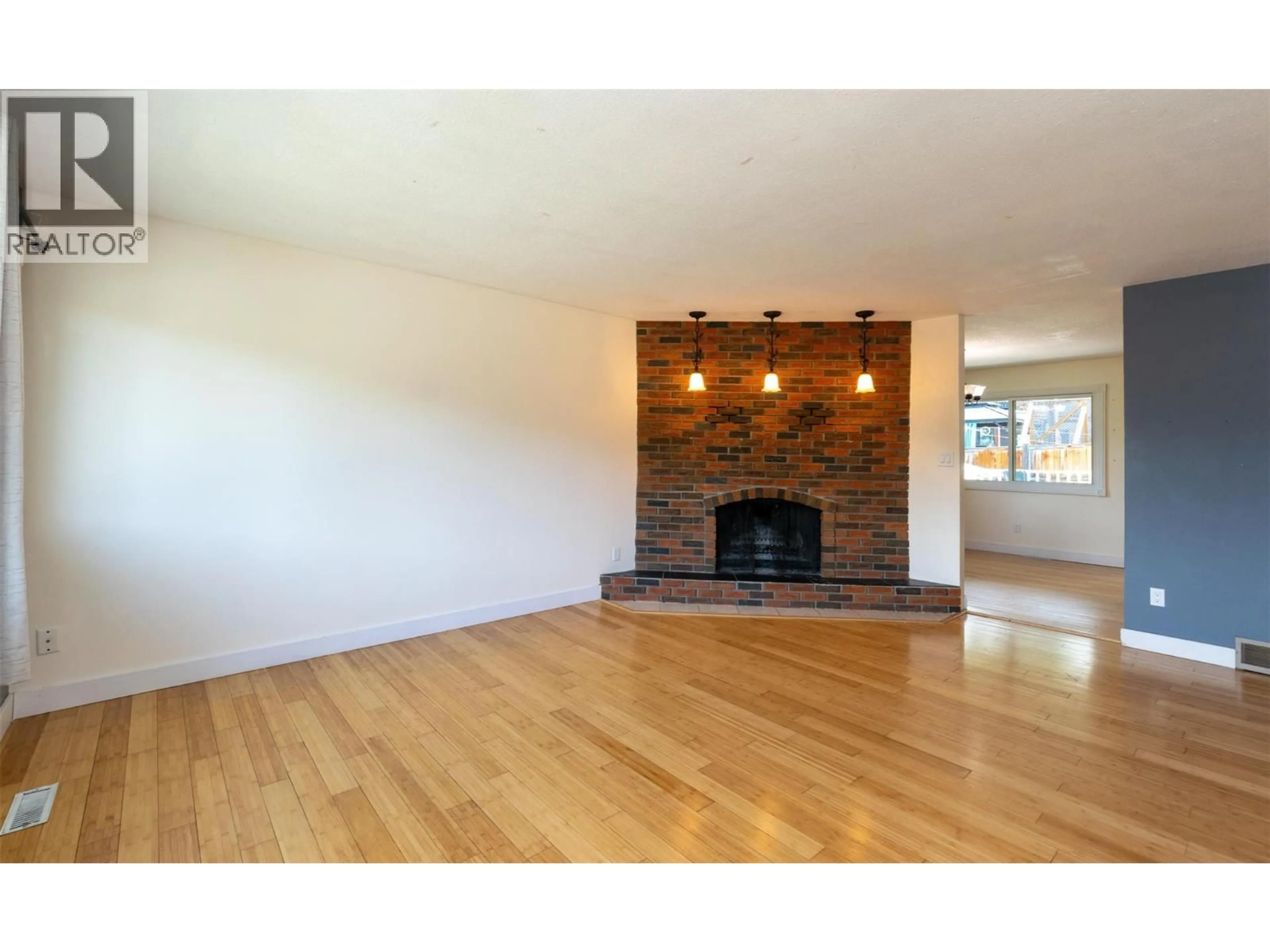 Living room with furniture, wood/laminate floor for 1791 27 AVENUE NORTHEAST, Salmon Arm British Columbia V1E3X5