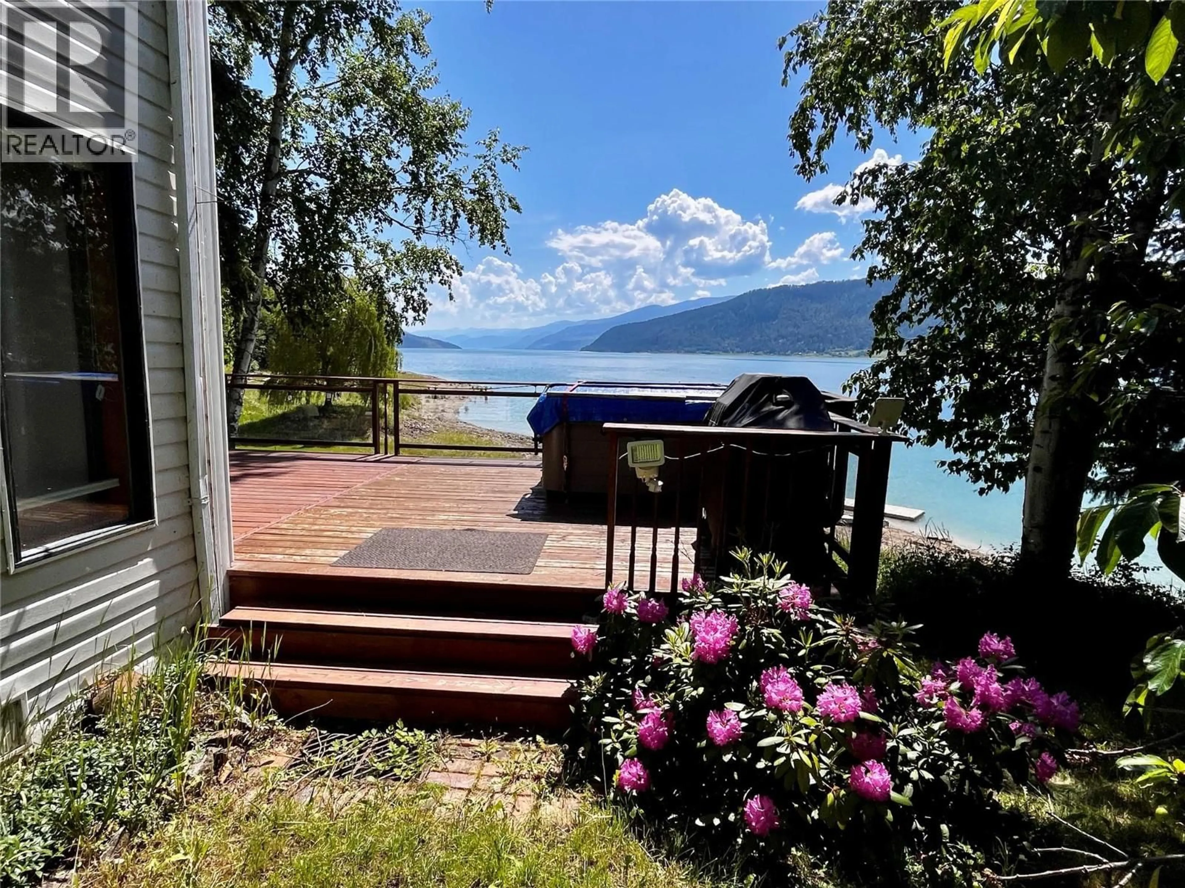 A pic from outside/outdoor area/front of a property/back of a property/a pic from drone, water/lake/river/ocean view for 620 APPLEGROVE ROAD, Fauquier British Columbia V0G1K0
