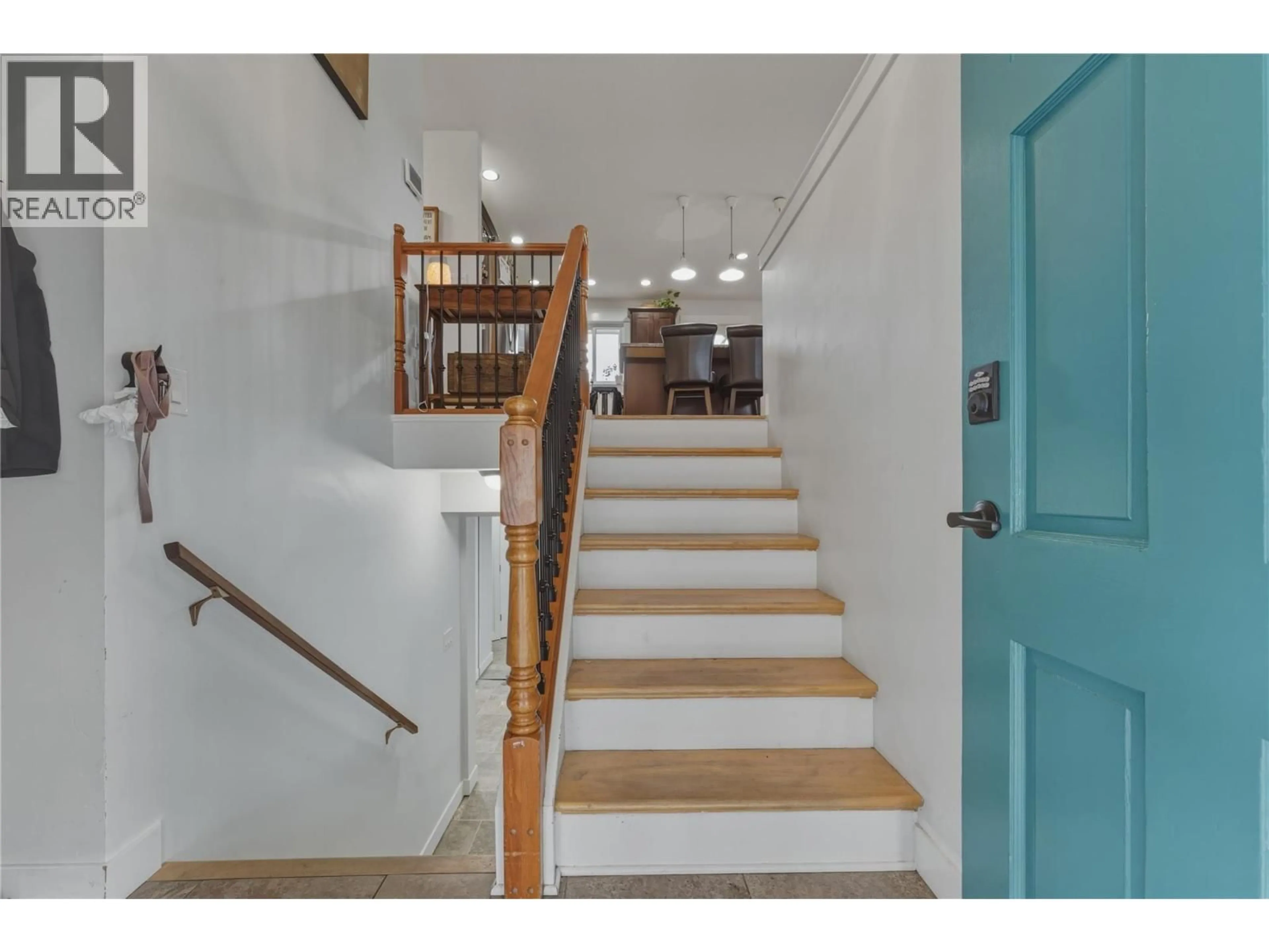 Indoor foyer for 4101 35 A STREET, Vernon British Columbia V1T6C7
