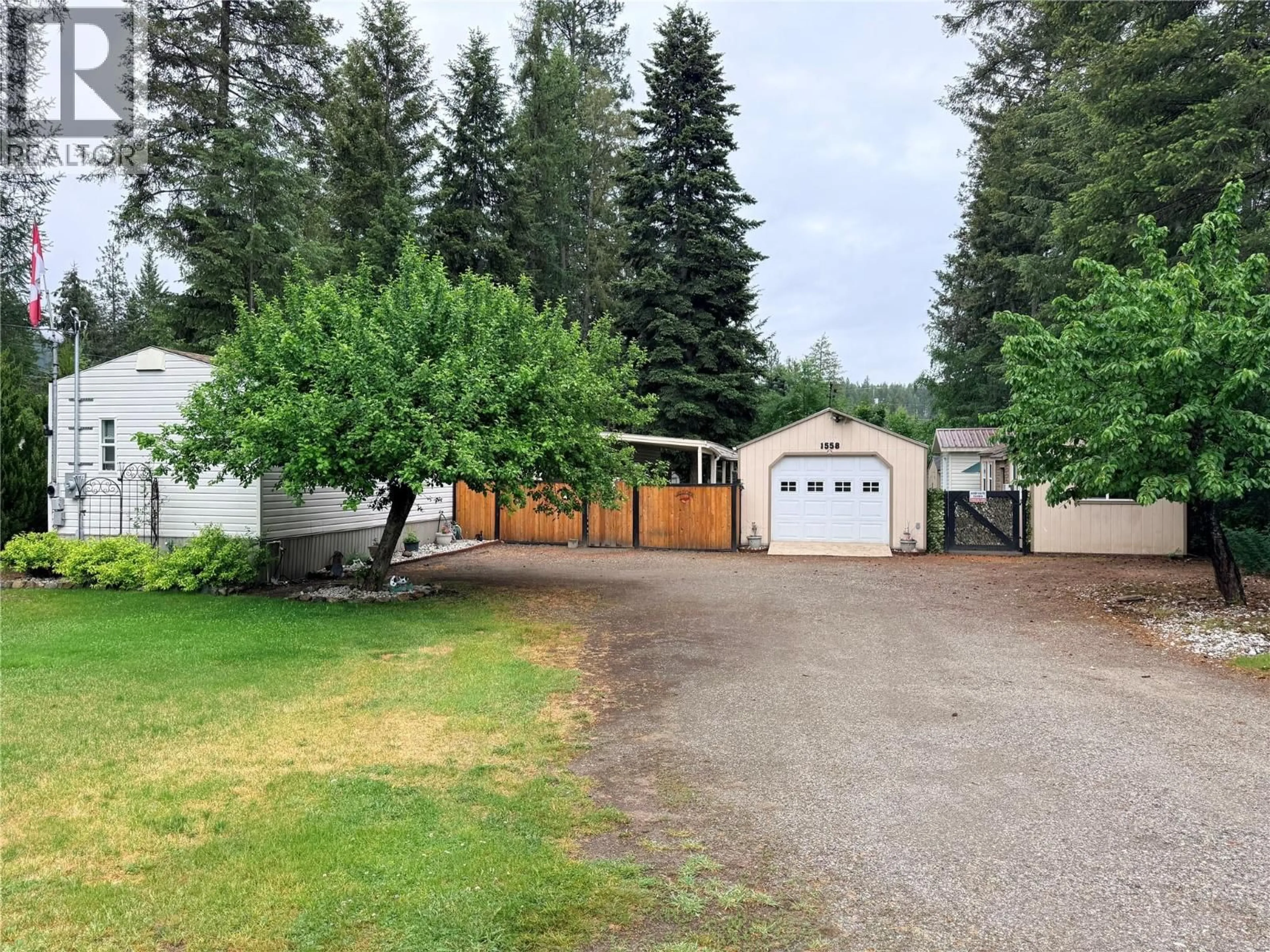 A pic from outside/outdoor area/front of a property/back of a property/a pic from drone, street for 1558 THOMPSON ROAD, Christina Lake British Columbia V0H1E0