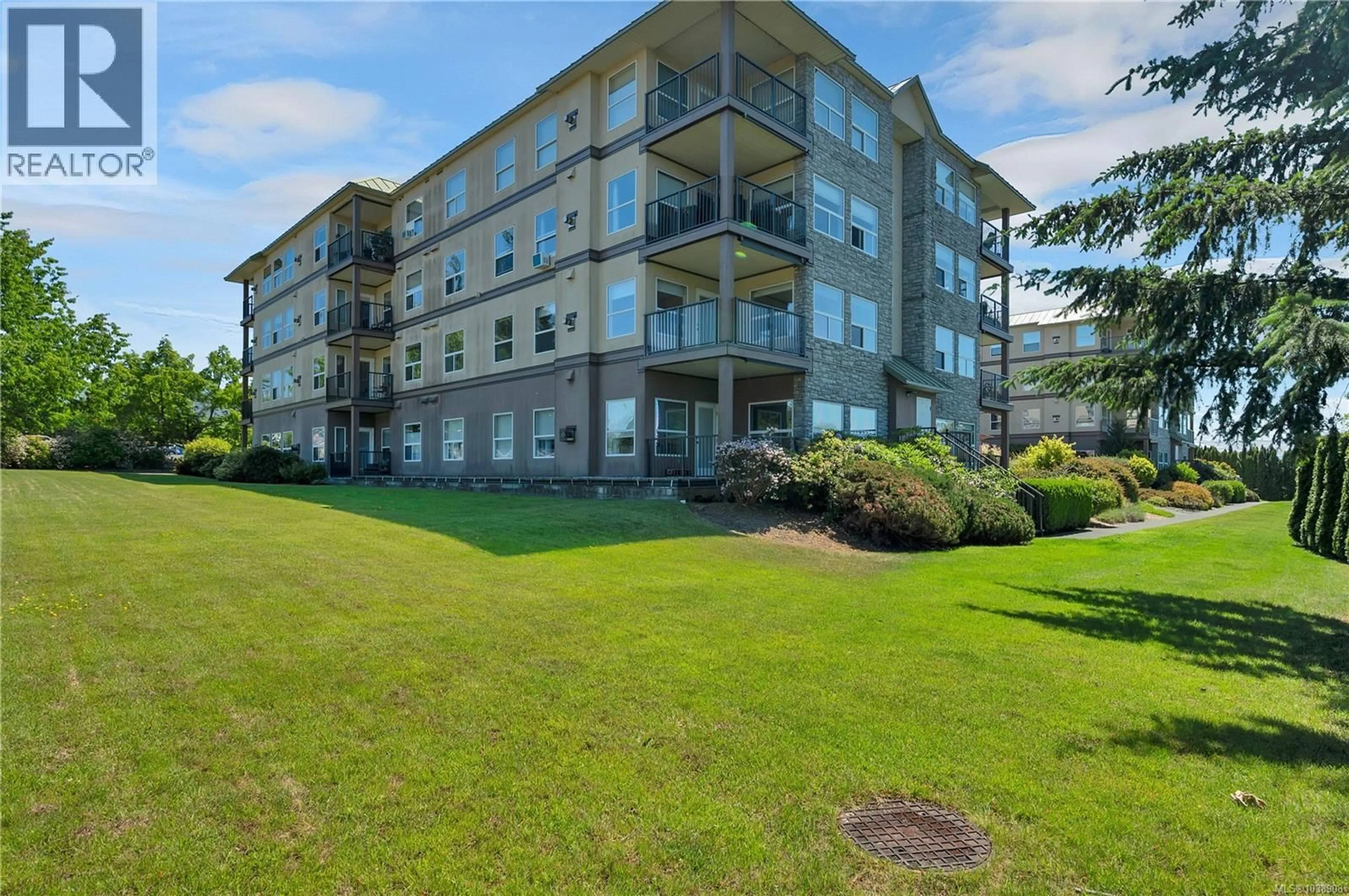 A pic from outside/outdoor area/front of a property/back of a property/a pic from drone, water/lake/river/ocean view for 214 - 280 DOGWOOD STREET SOUTH, Campbell River British Columbia V9W6Y7