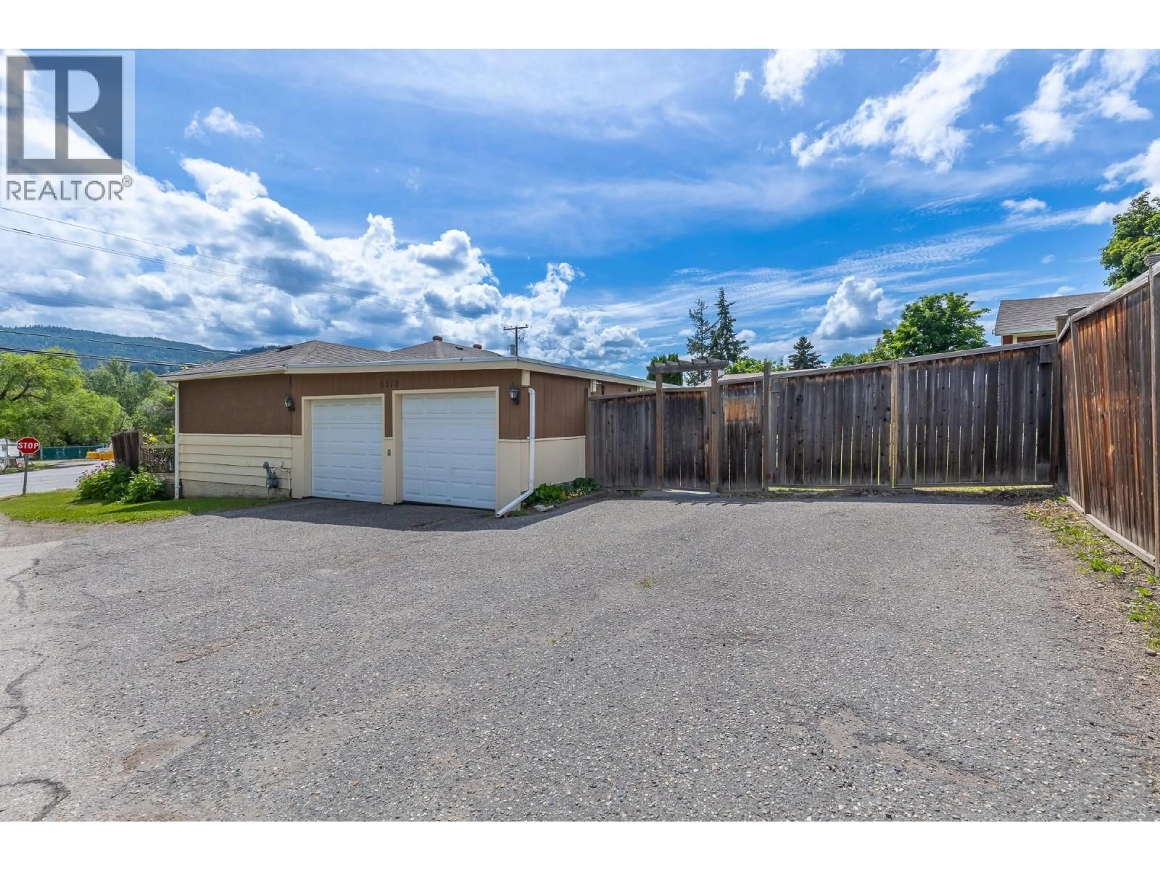 A pic from outside/outdoor area/front of a property/back of a property/a pic from drone, street for 6310 FREEMAN DRIVE, Coldstream British Columbia V1B3C7