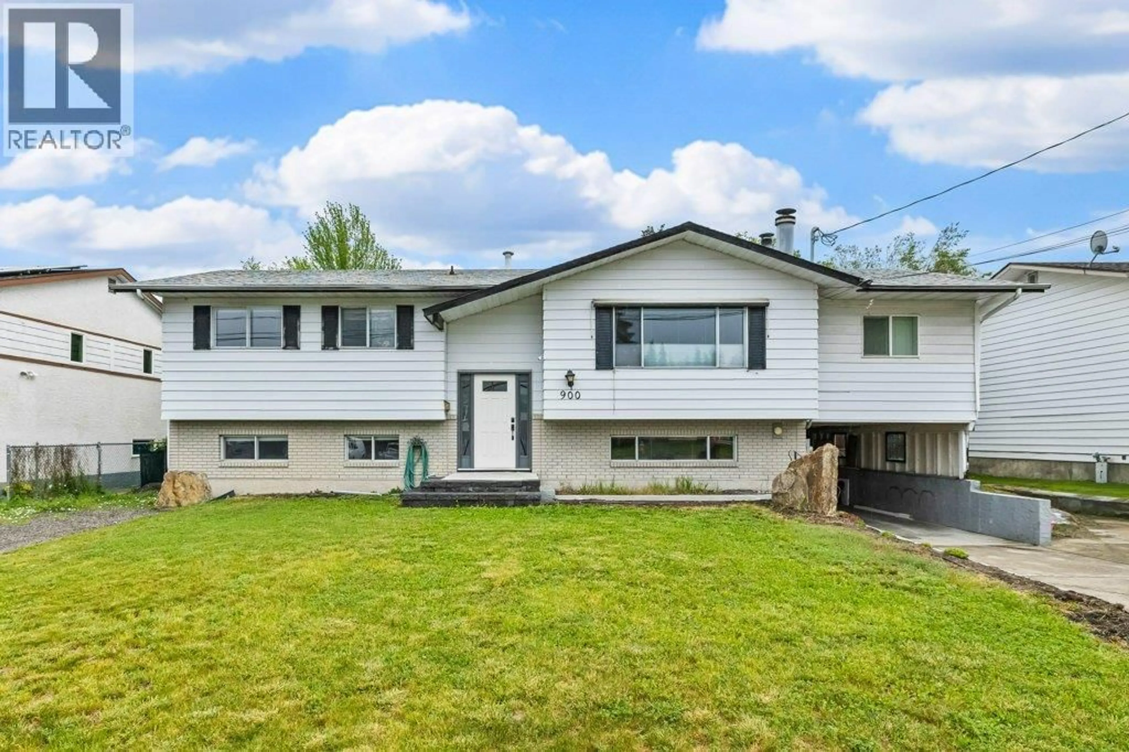 Home with vinyl exterior material, street for 900 HICKORY ROAD, Kelowna British Columbia V1X4K7