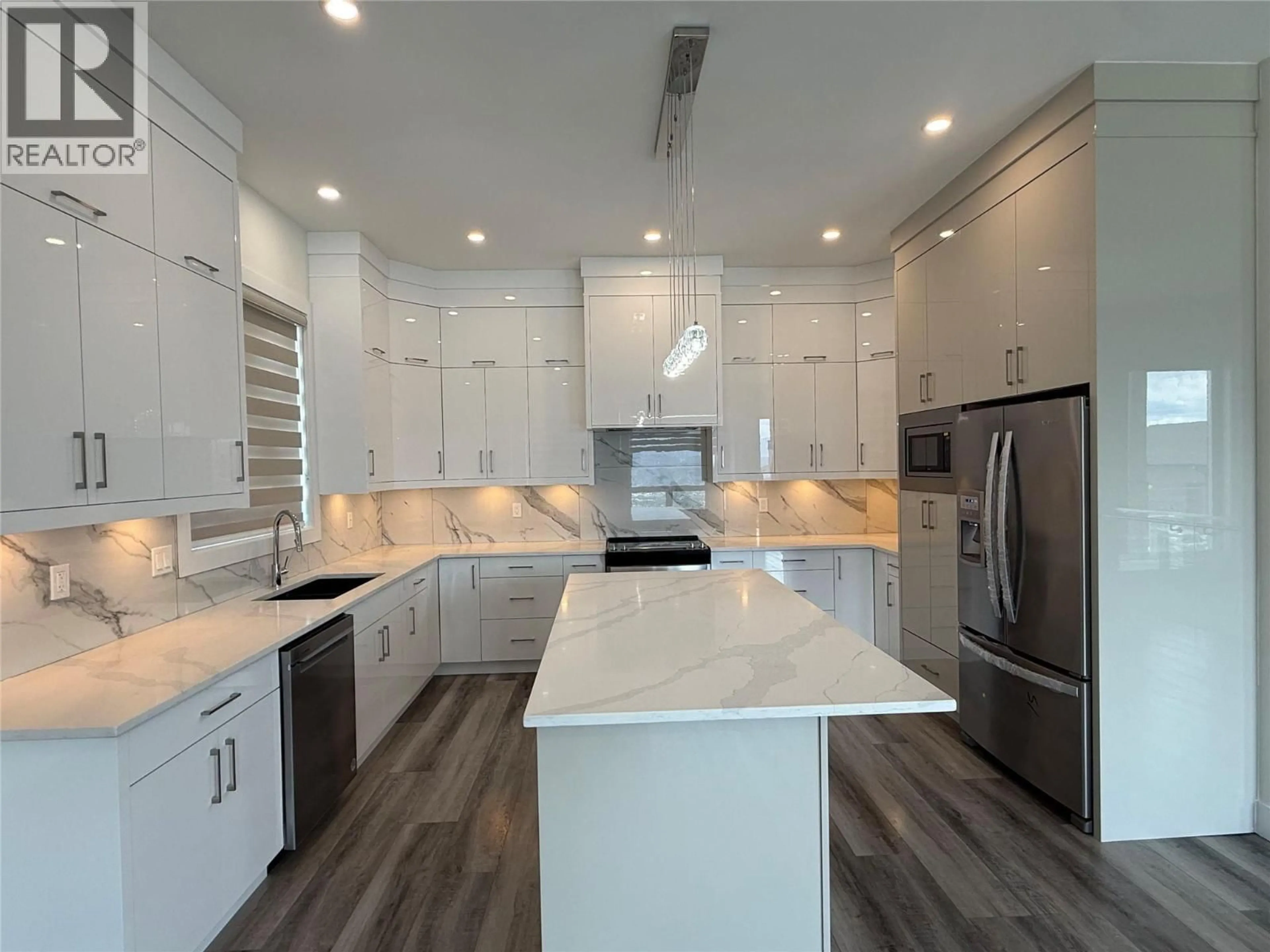Contemporary kitchen, unknown for 2231 LAVETTA DRIVE, Kelowna British Columbia V1P1R3