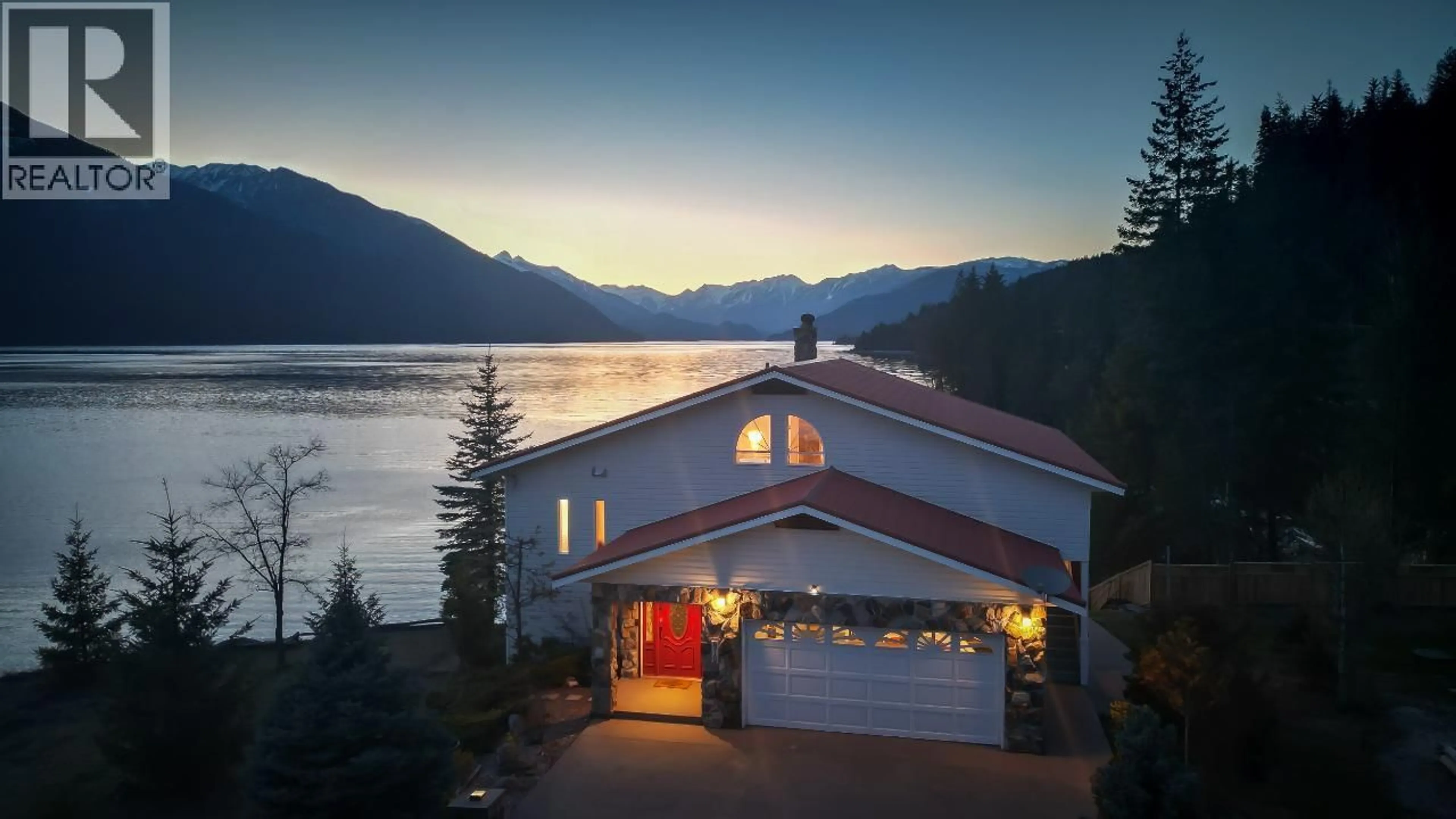 A pic from outside/outdoor area/front of a property/back of a property/a pic from drone, water/lake/river/ocean view for 819 SILVER COVE DRIVE, Silverton British Columbia V0G1S0