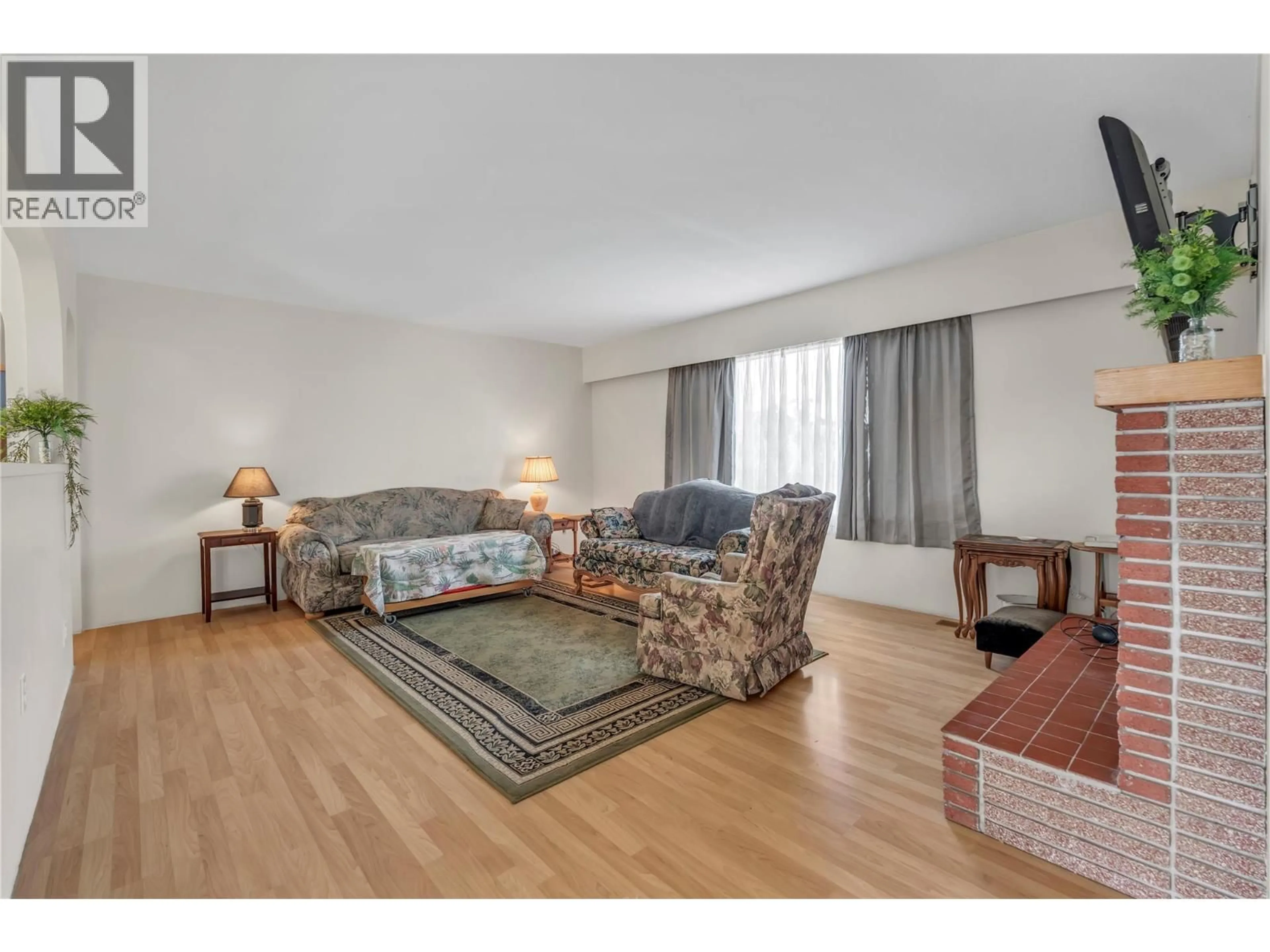 Living room with furniture, unknown for 146 MCCULLOCH DRIVE, Penticton British Columbia V2A3P7