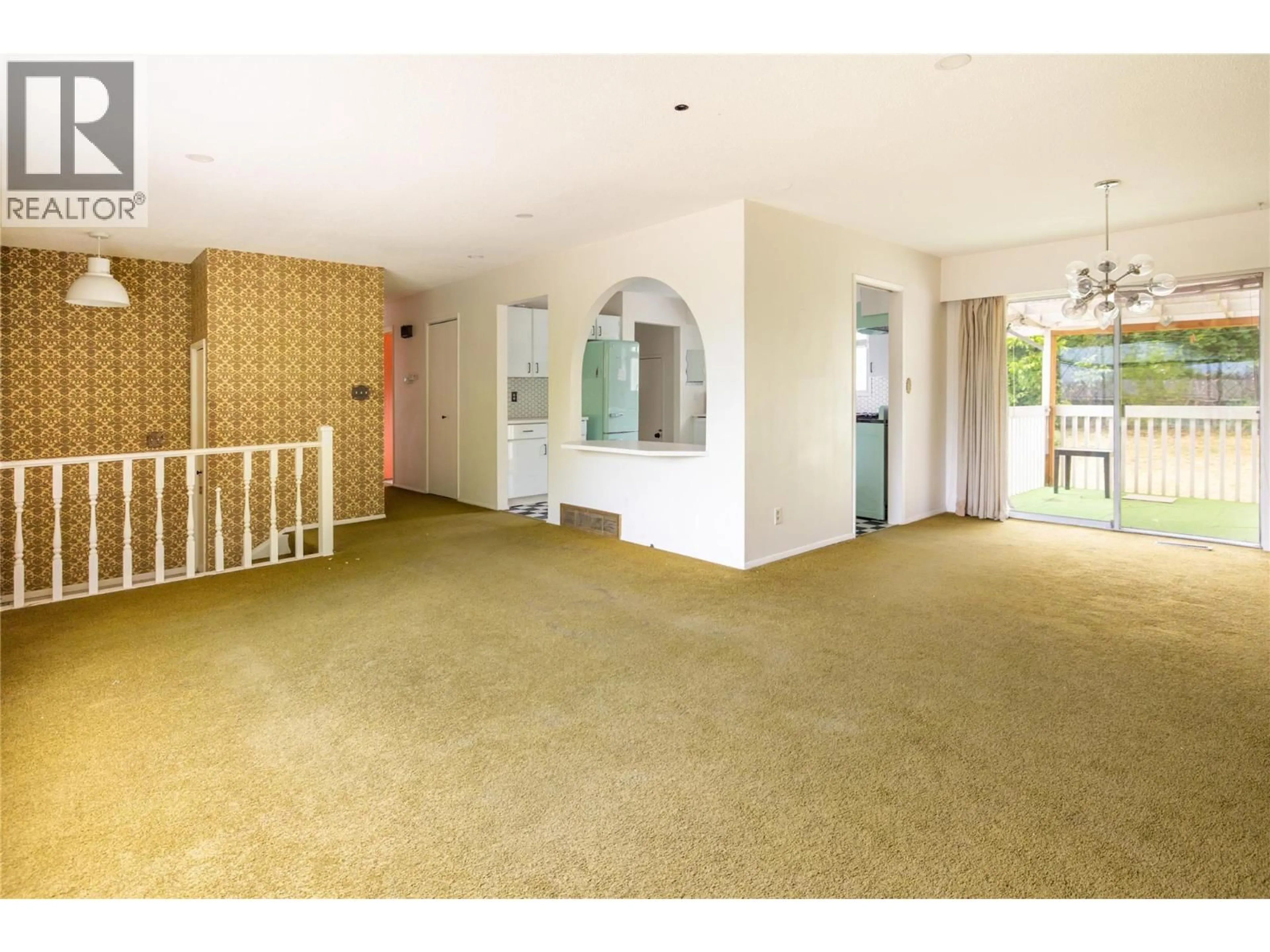 Indoor foyer for 1738 SMITHSON DRIVE, Kelowna British Columbia V1Y4E3