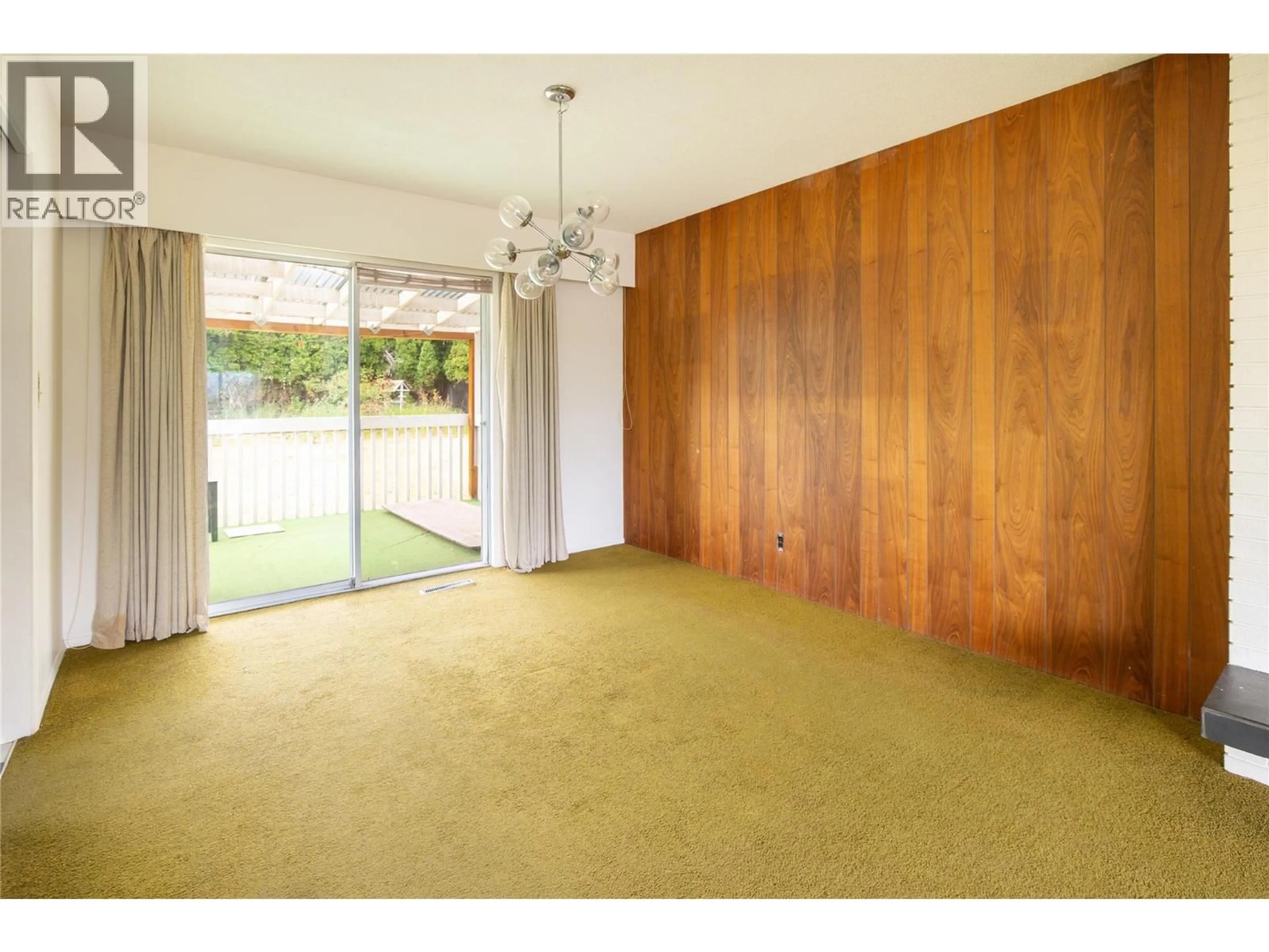 Indoor foyer for 1738 SMITHSON DRIVE, Kelowna British Columbia V1Y4E3