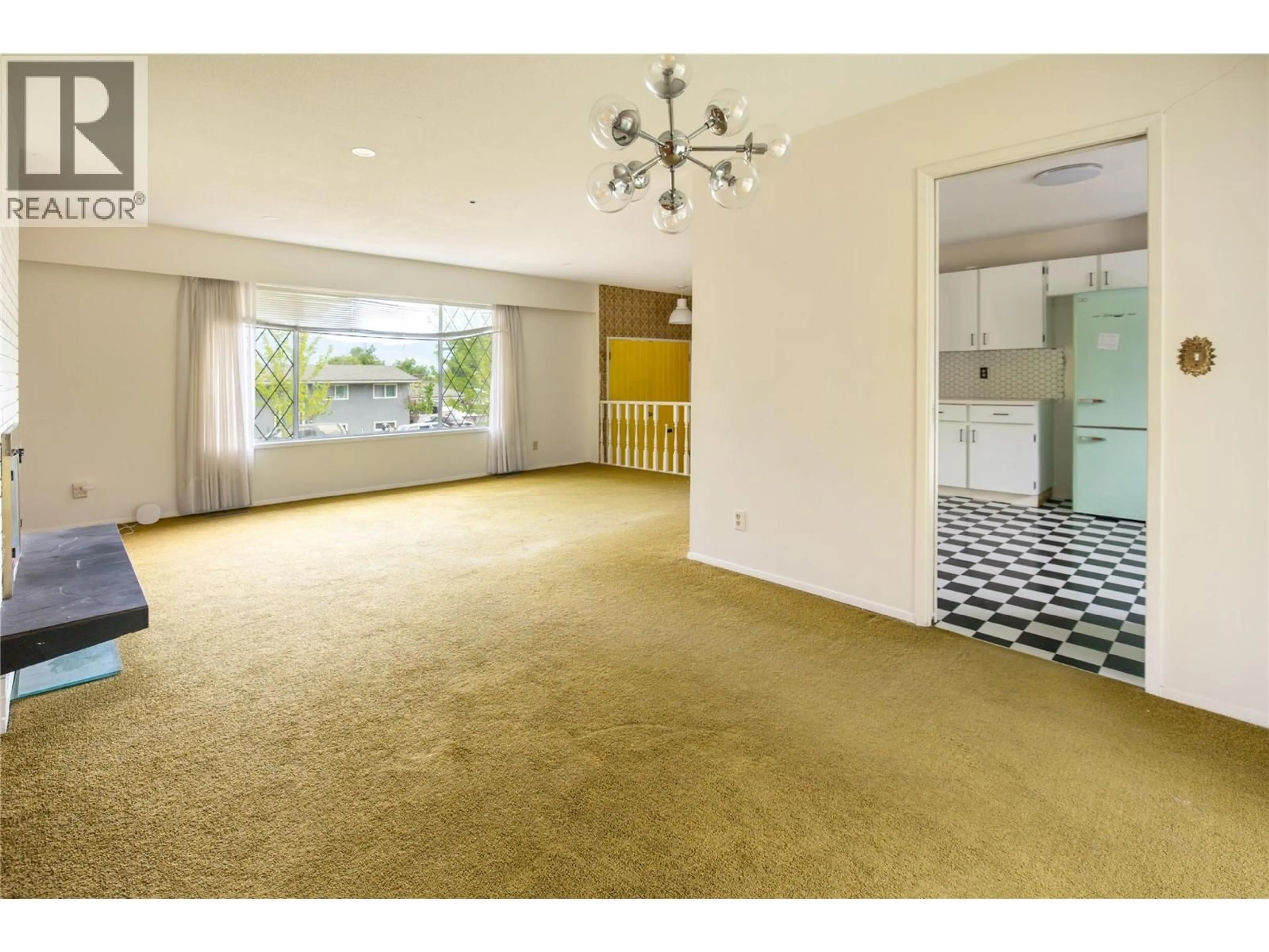 Indoor foyer for 1738 SMITHSON DRIVE, Kelowna British Columbia V1Y4E3