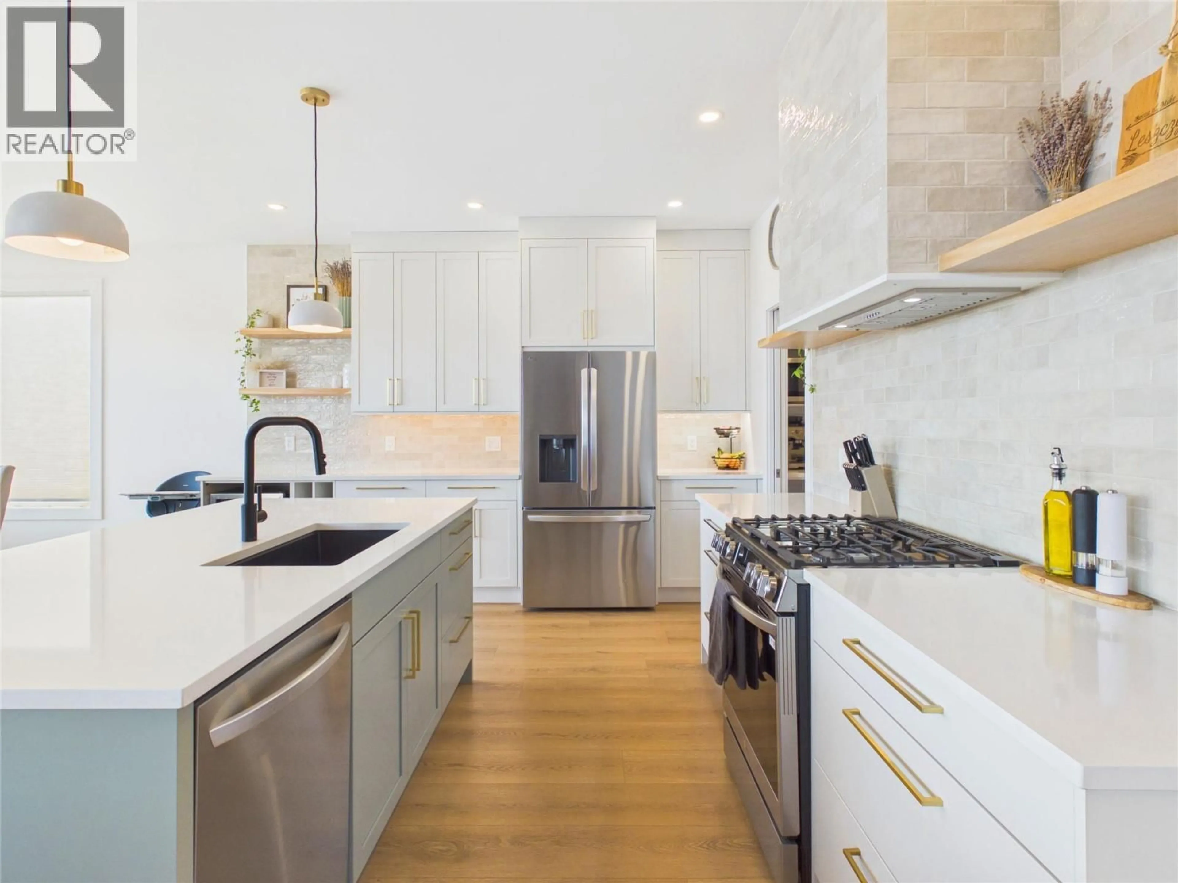 Contemporary kitchen, unknown for 1081 ANTLER DRIVE, Penticton British Columbia V2A0C9