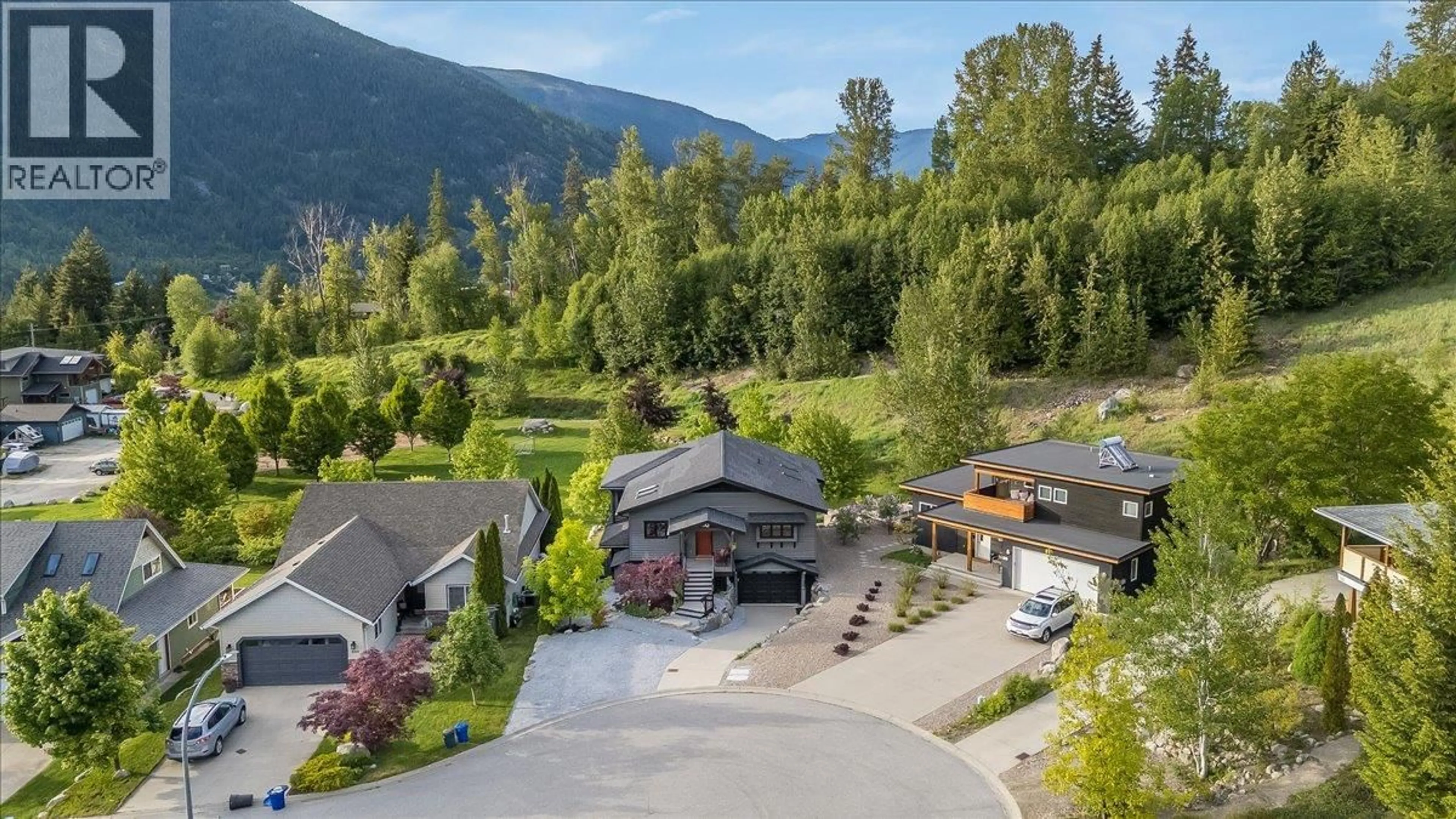 A pic from outside/outdoor area/front of a property/back of a property/a pic from drone, mountain view for 530 FOSTER PLACE, Nelson British Columbia V1L7A9