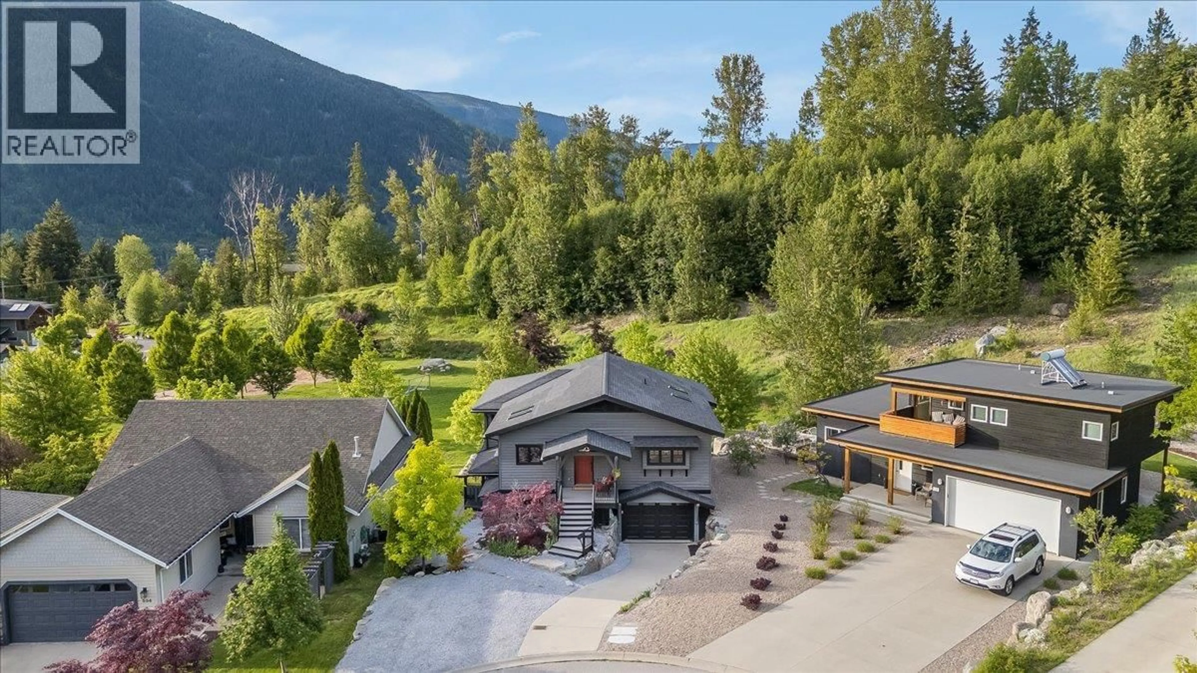 A pic from outside/outdoor area/front of a property/back of a property/a pic from drone, mountain view for 530 FOSTER PLACE, Nelson British Columbia V1L7A9
