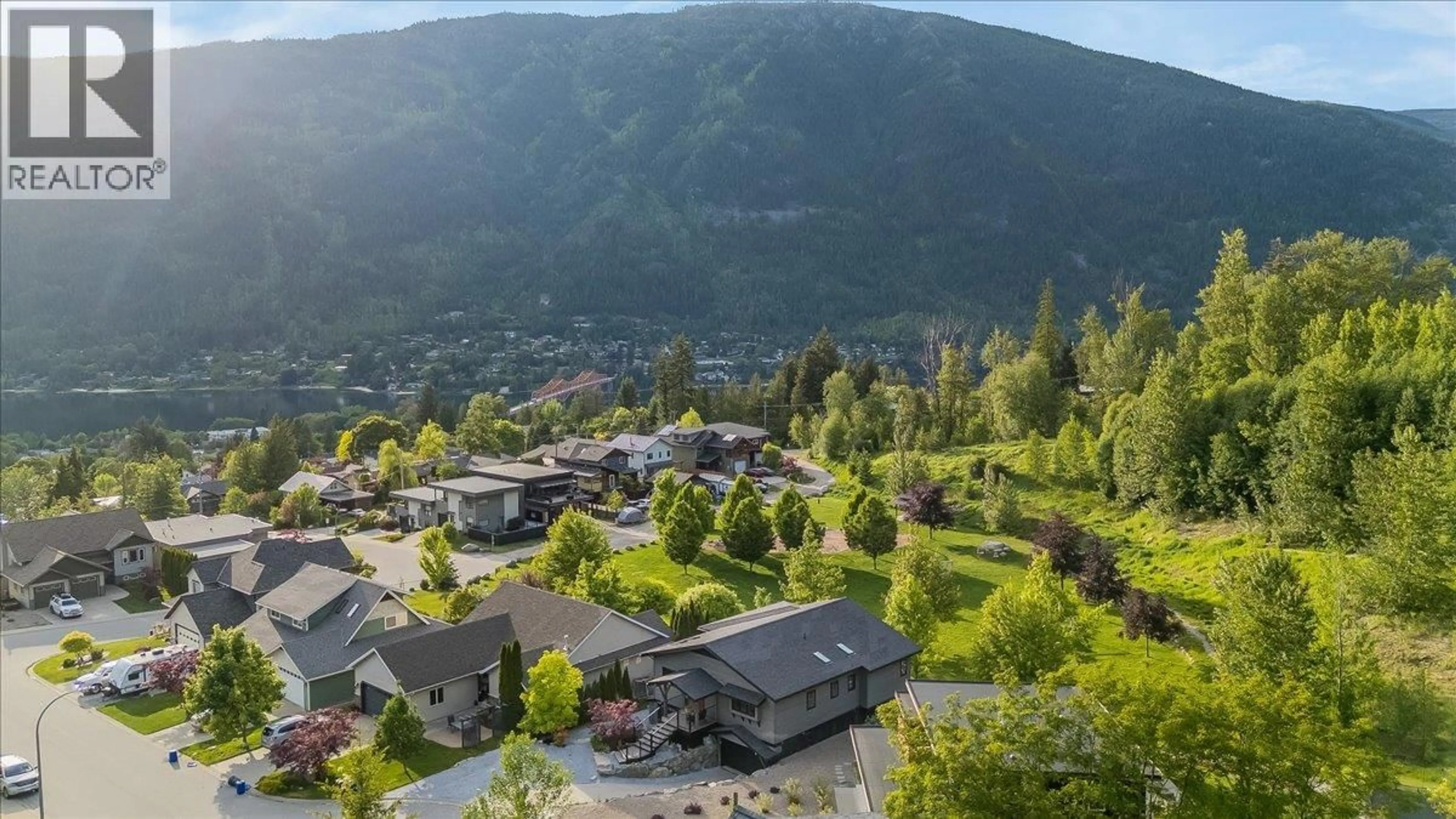 A pic from outside/outdoor area/front of a property/back of a property/a pic from drone, mountain view for 530 FOSTER PLACE, Nelson British Columbia V1L7A9