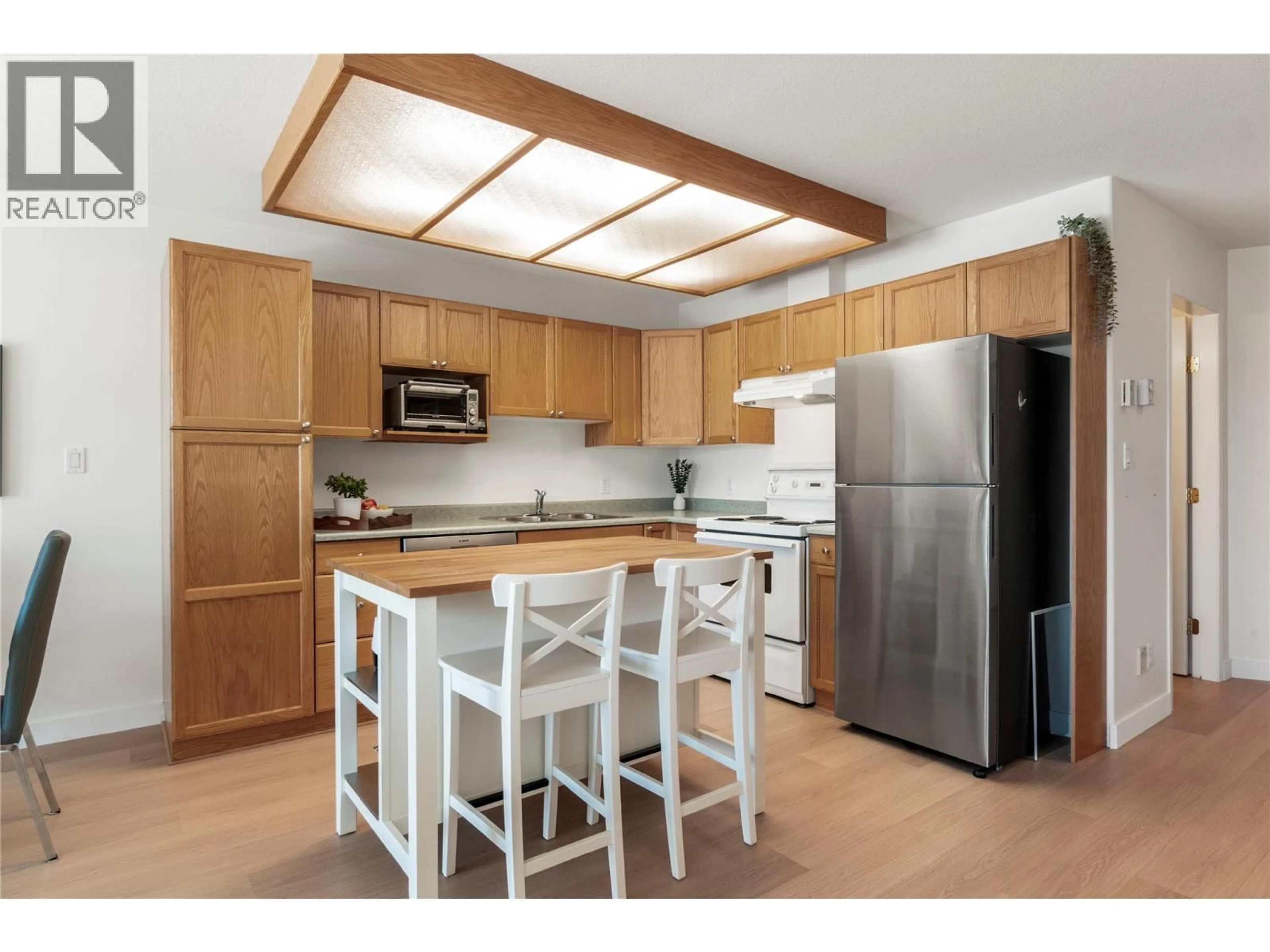 Standard kitchen, wood/laminate floor for 3 - 71 25 STREET SOUTHEAST, Salmon Arm British Columbia V1E1S2
