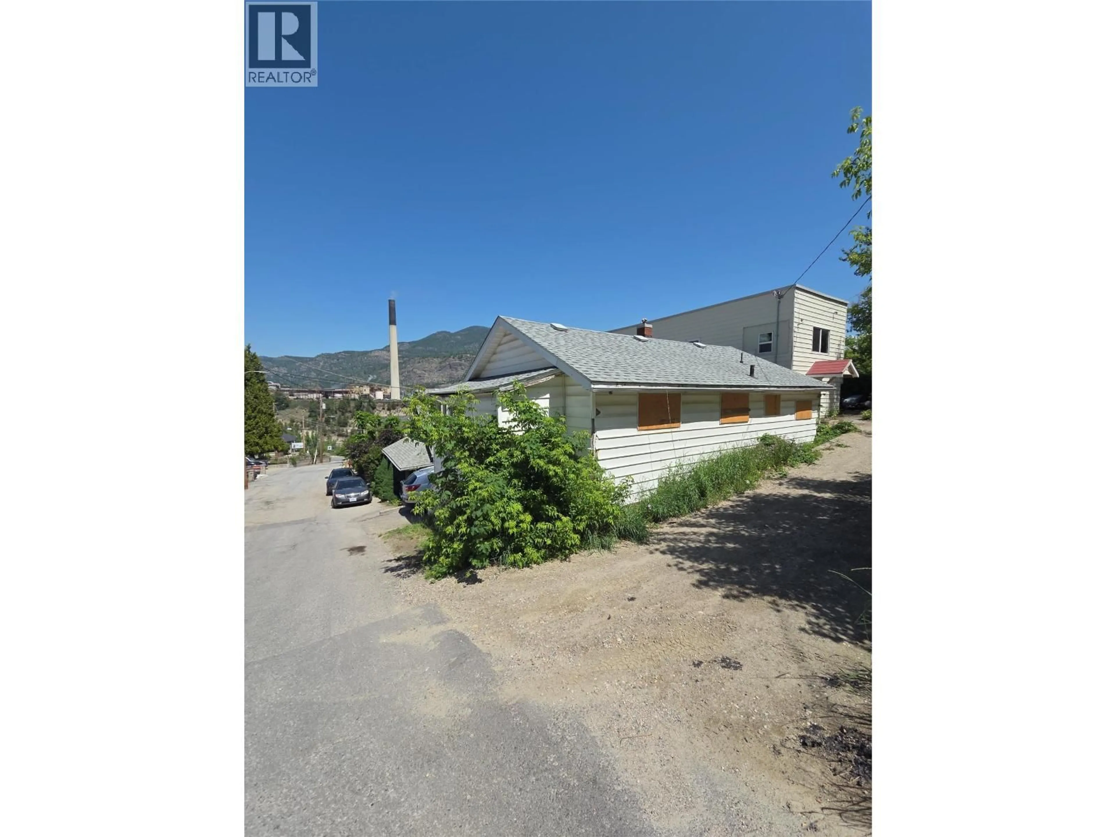 A pic from outside/outdoor area/front of a property/back of a property/a pic from drone, street for 304 MCANALLY STREET, Trail British Columbia V1R3R4