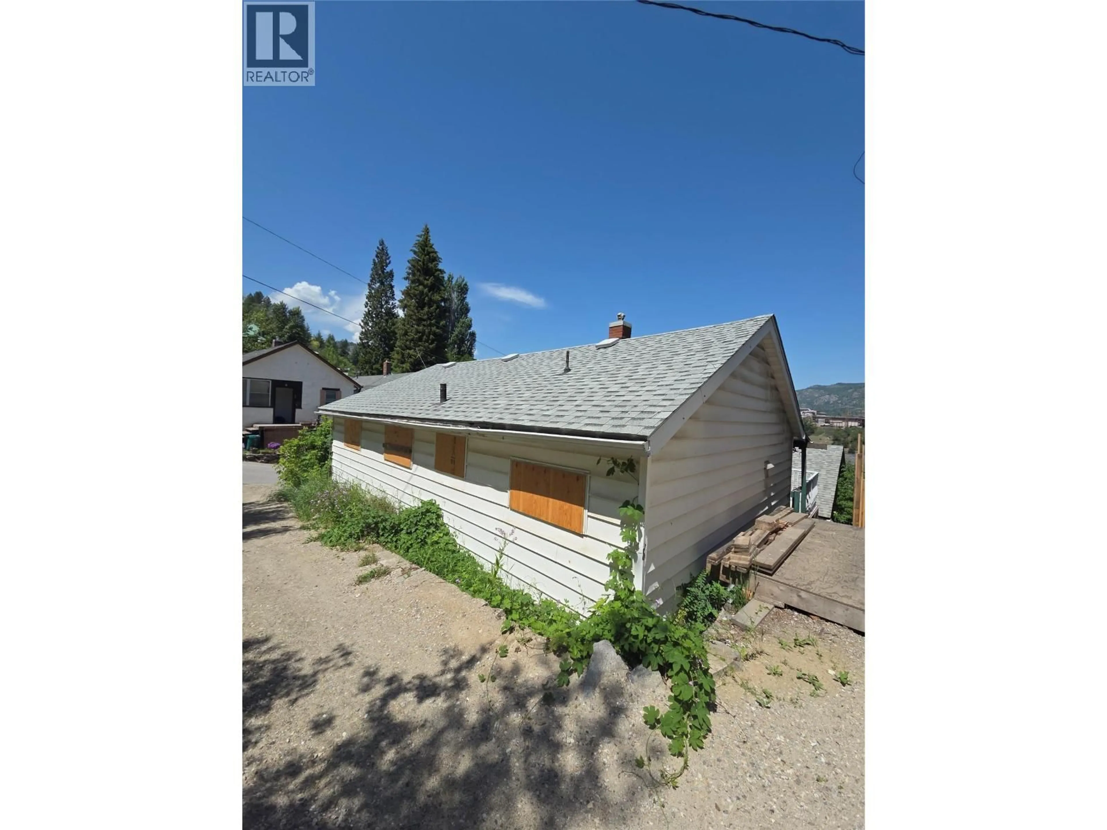A pic from outside/outdoor area/front of a property/back of a property/a pic from drone, street for 304 MCANALLY STREET, Trail British Columbia V1R3R4
