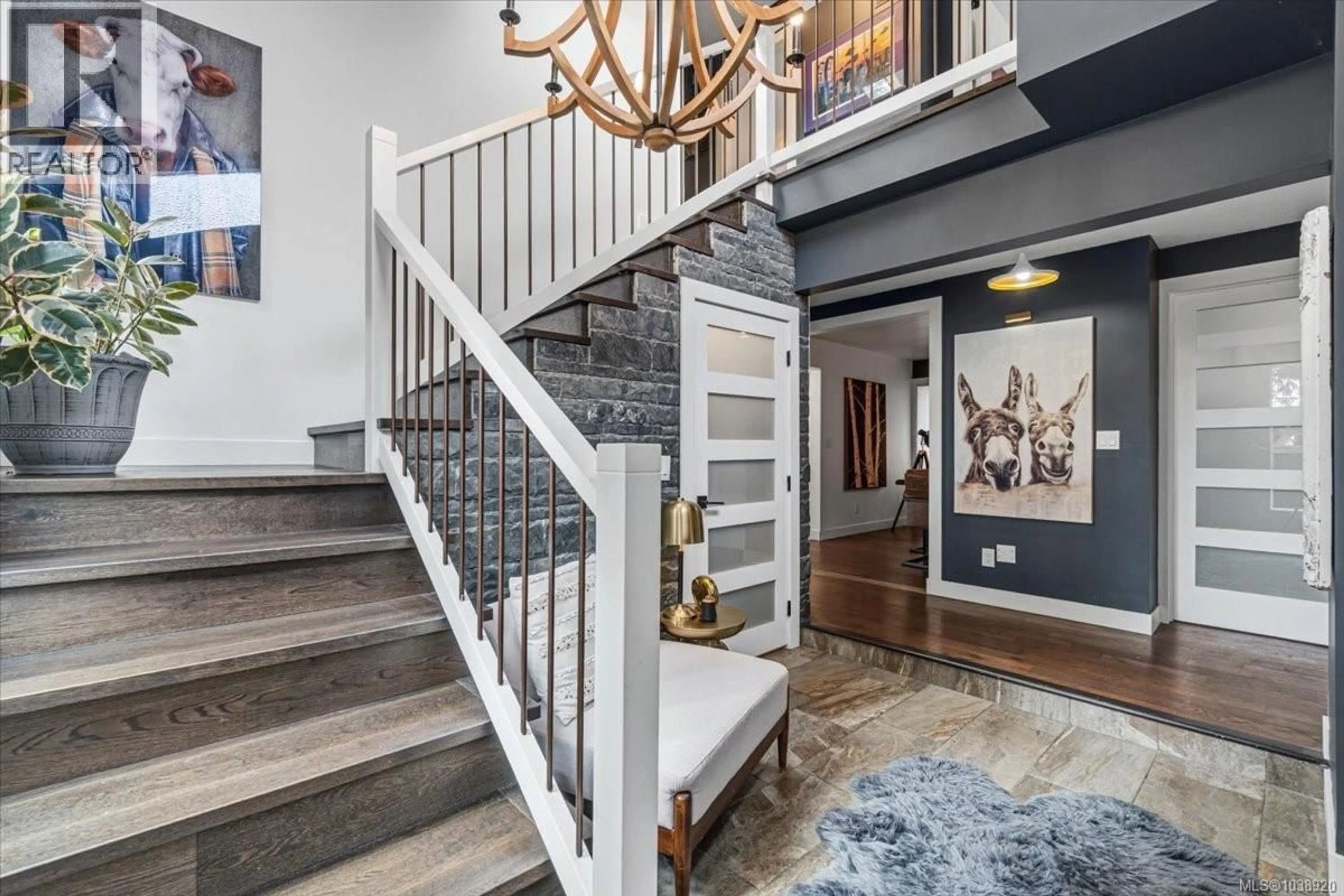 Indoor entryway for 148 SUMMIT DRIVE, Nanaimo British Columbia V9T4Y2
