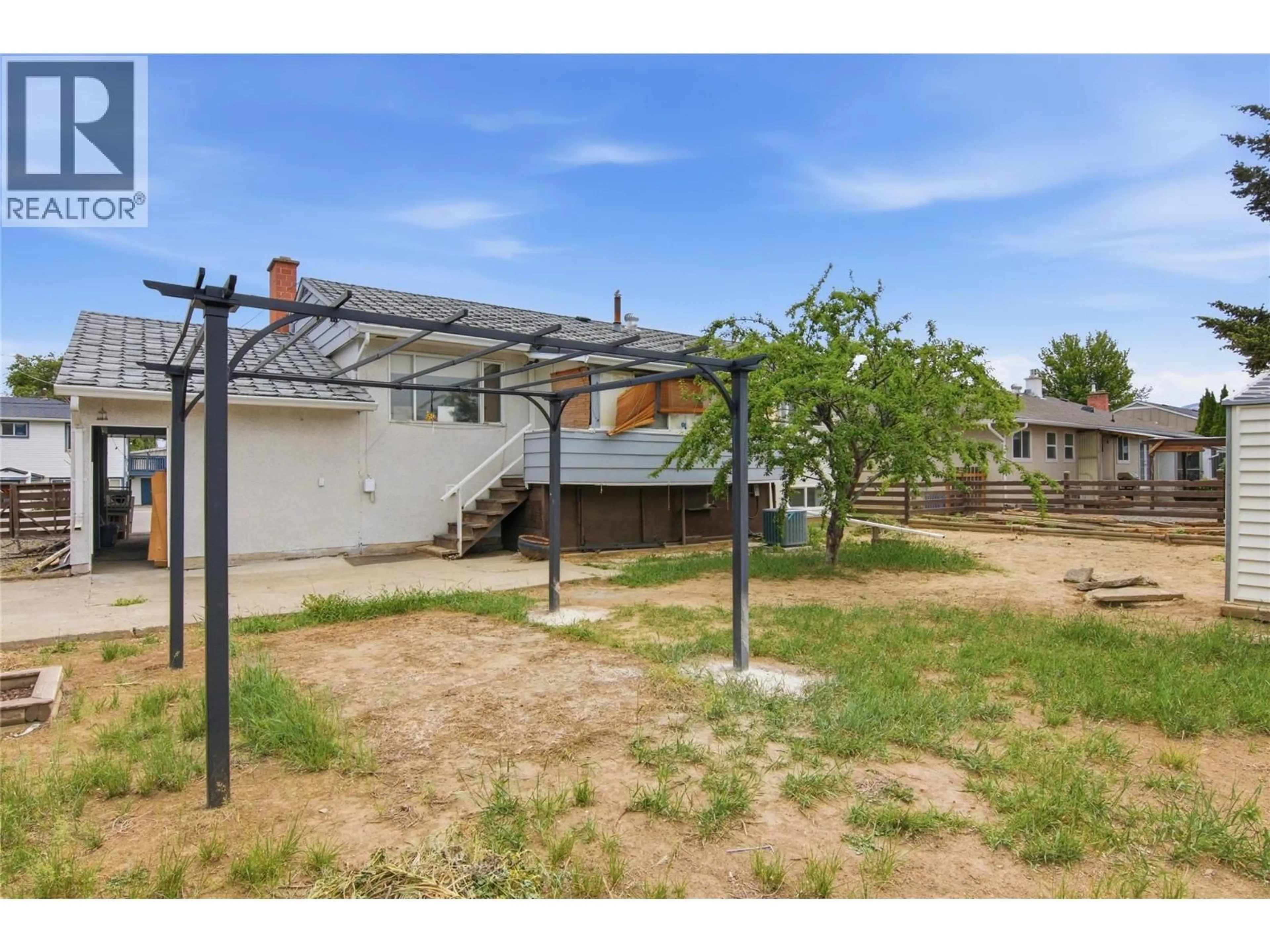 A pic from outside/outdoor area/front of a property/back of a property/a pic from drone, street for 649 BRENTWOOD AVENUE, Kamloops British Columbia V2B1P4