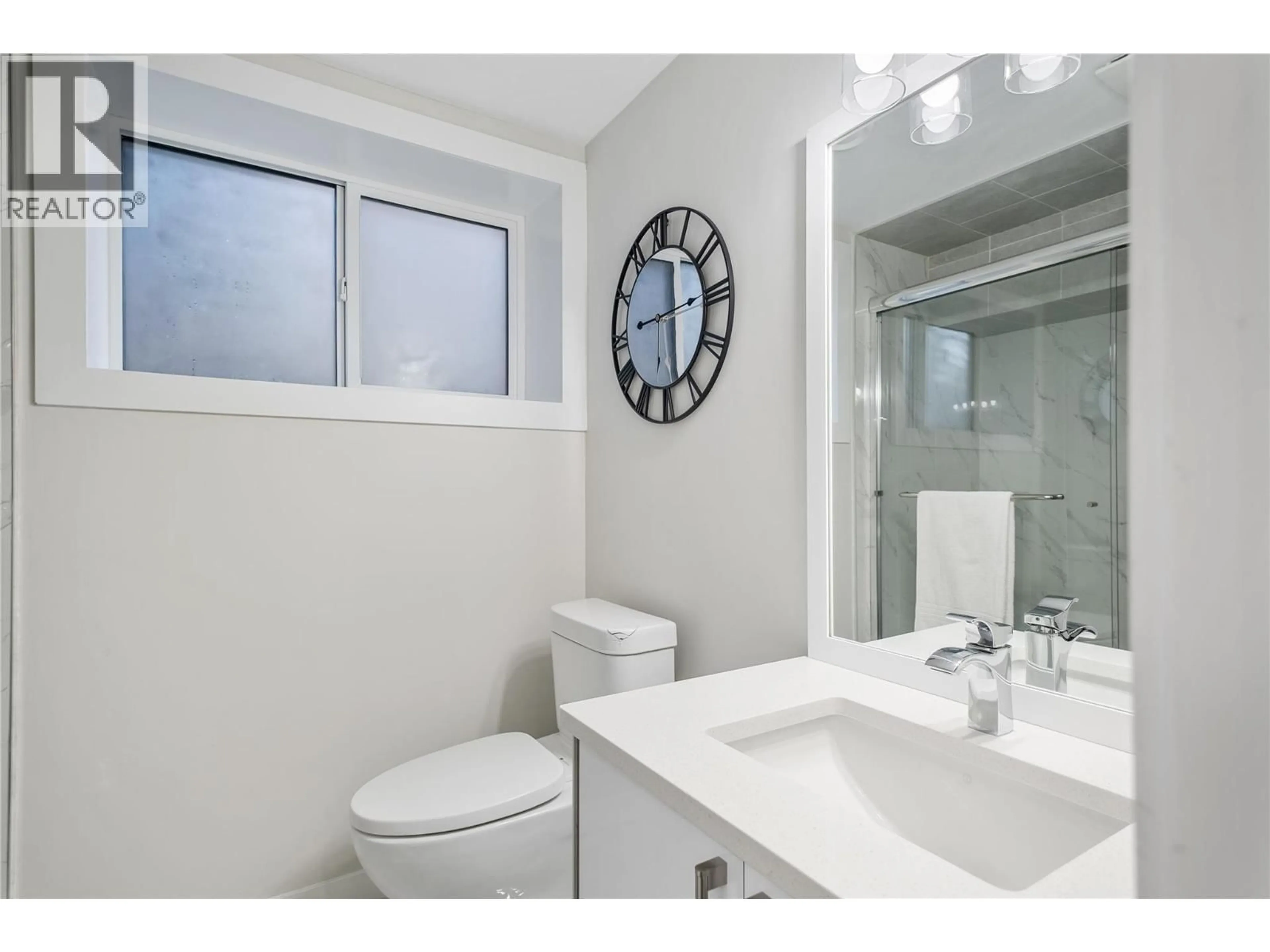 Standard bathroom, ceramic/tile floor for 1291 MOUNTAINVIEW STREET, Kelowna British Columbia V1Y4M9