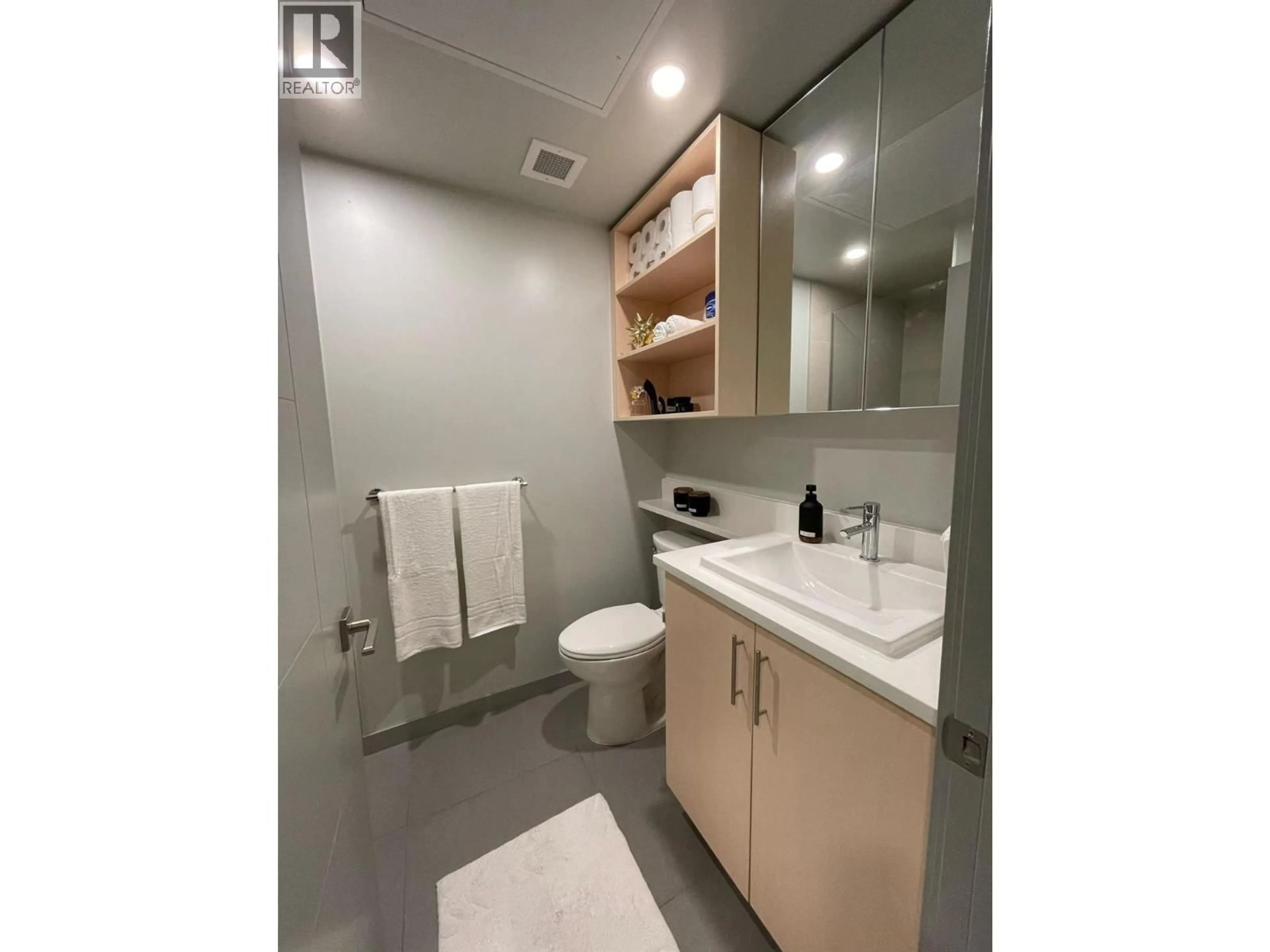 Standard bathroom, ceramic/tile floor for 215 - 345 DOUGALL ROAD NORTH, Kelowna British Columbia V1X3K8